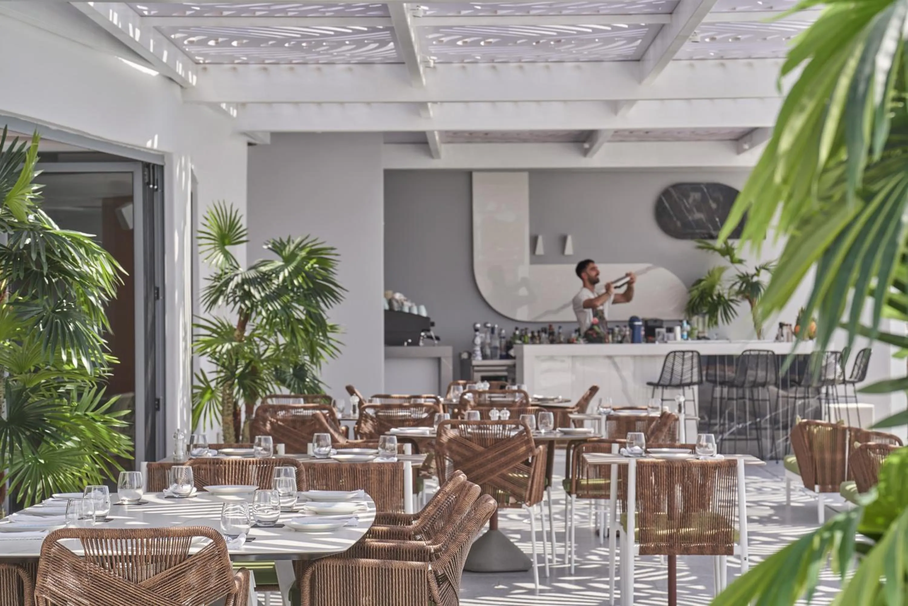 Restaurant/places to eat in Kouros Hotel & Suites