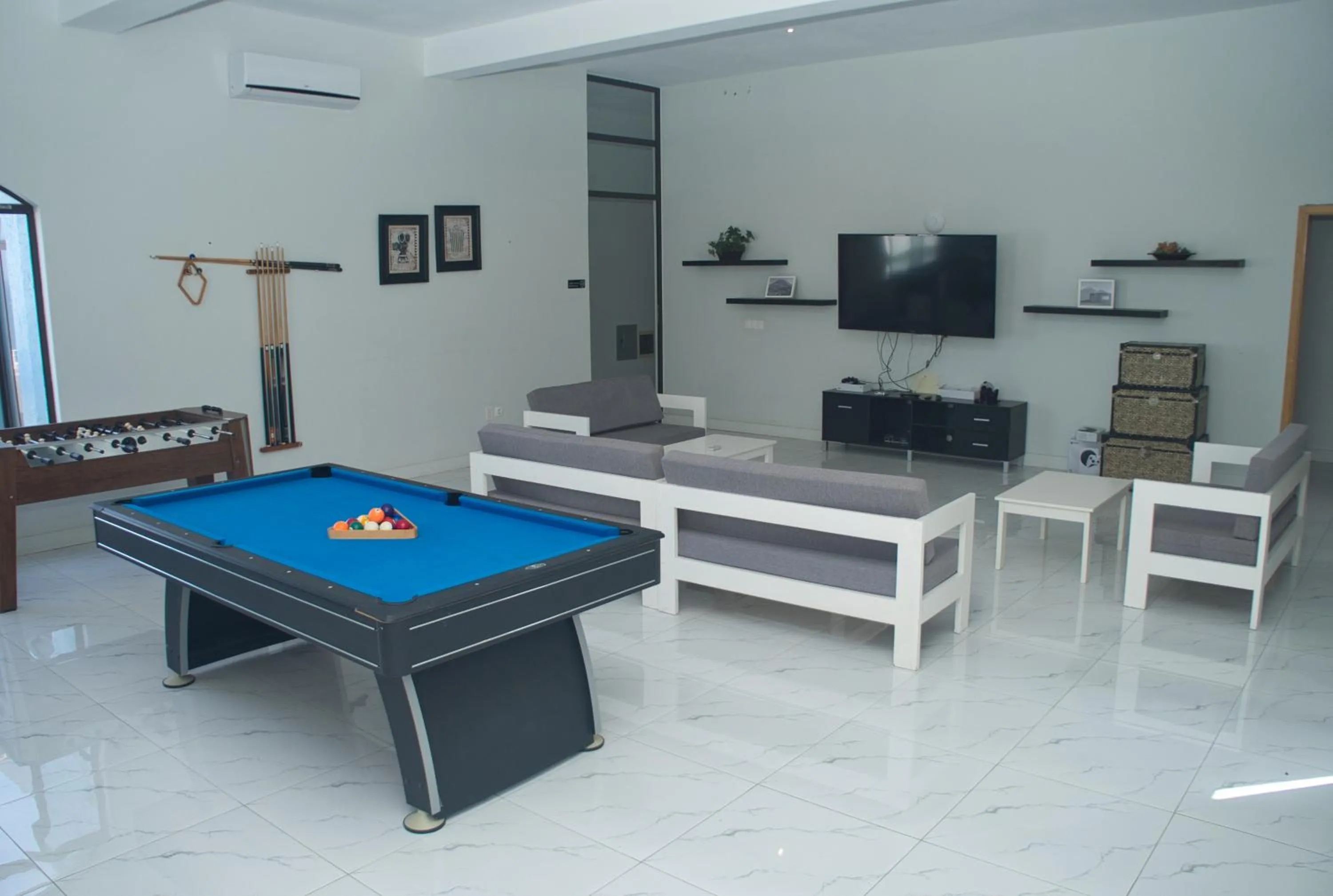 Communal lounge/ TV room in The View Hotel CV