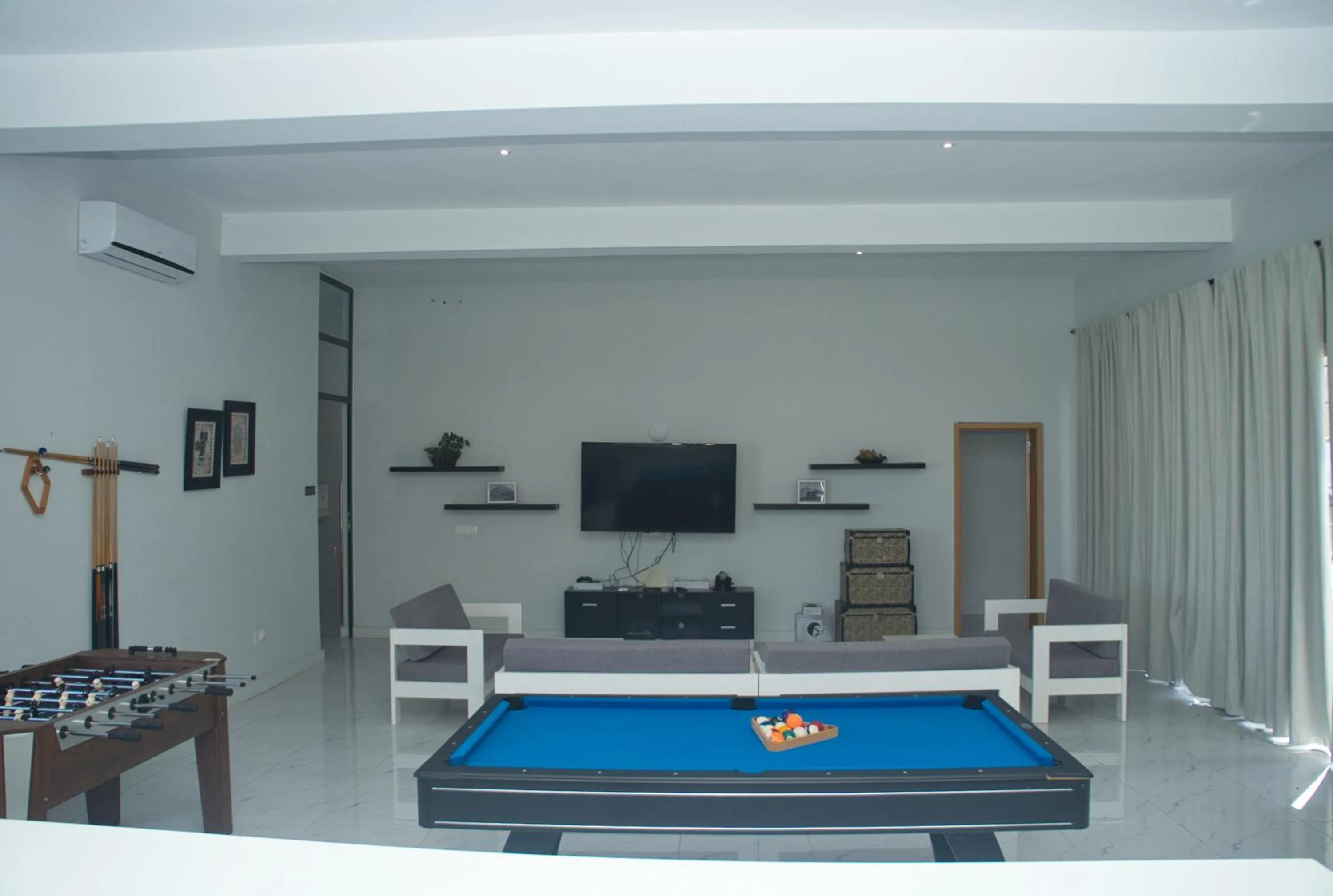 Communal lounge/ TV room in The View Hotel CV