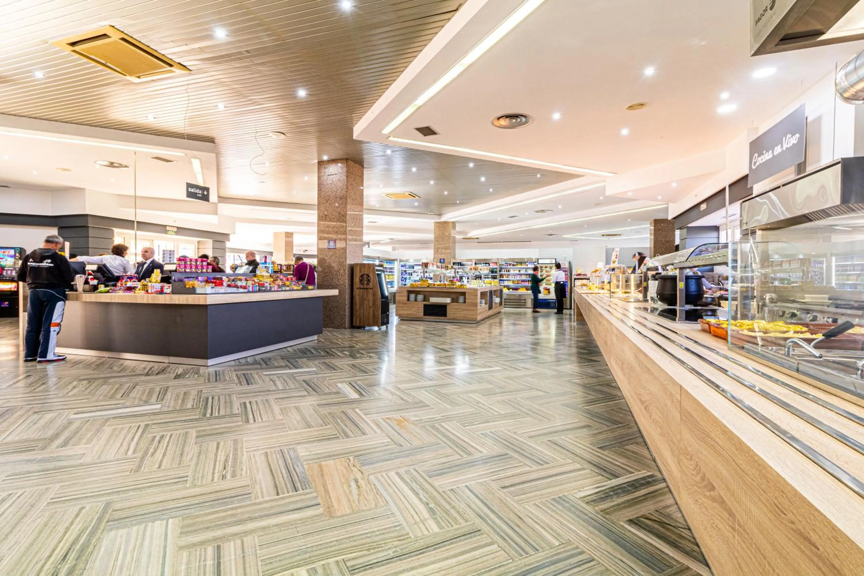 Restaurant/places to eat in Hotel Abades Manzanil