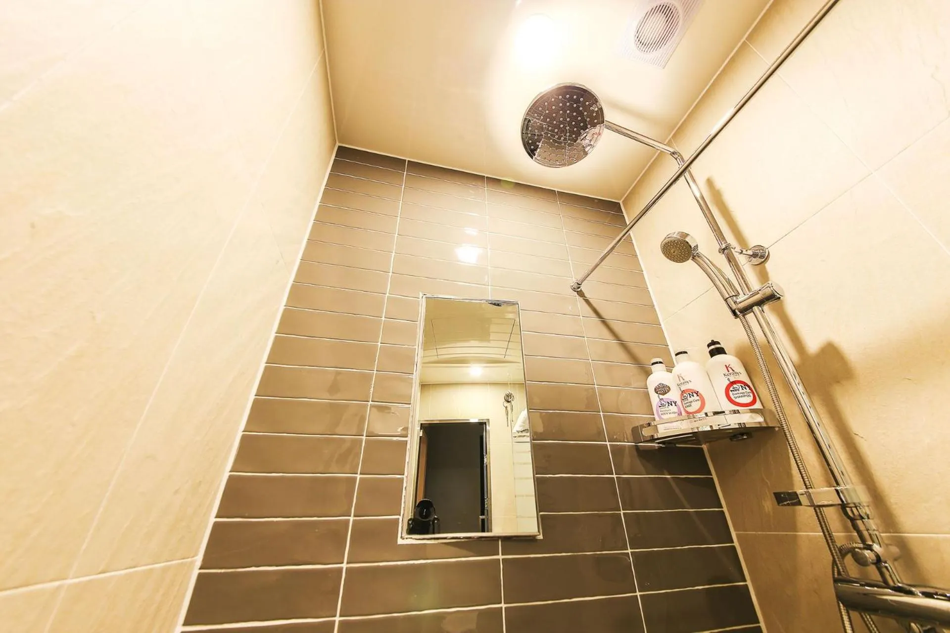 Bathroom in Yeongdeungpo Station New York Hotel