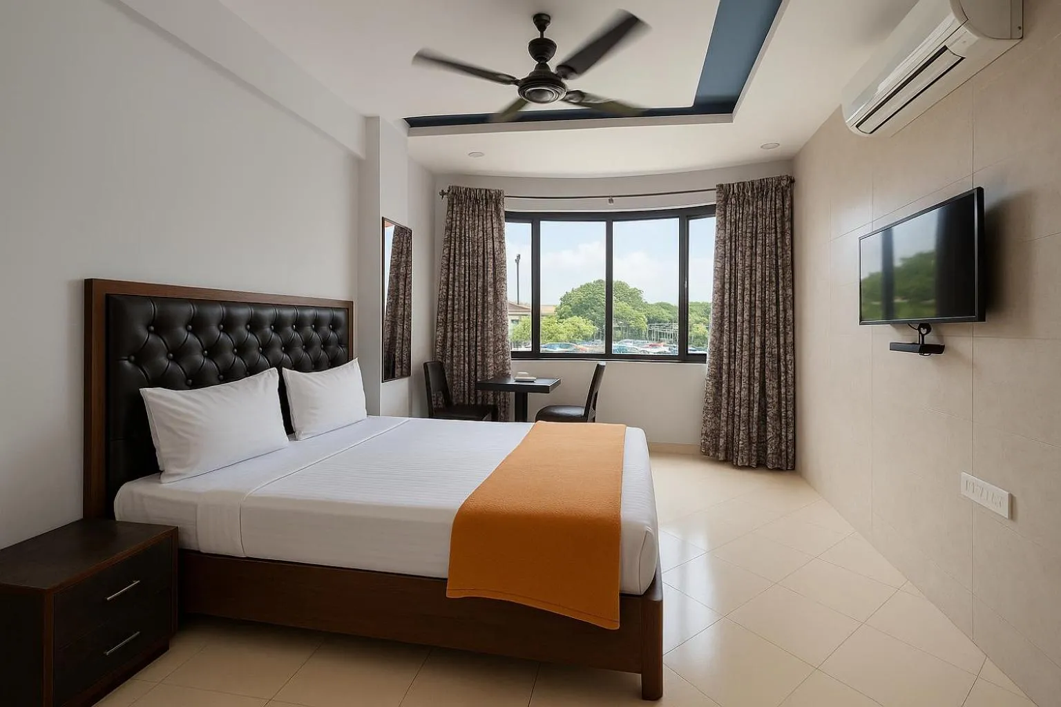 Communal lounge/ TV room in Hotel Sai Samrat INN
