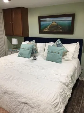 Bedroom, Bed in The Charleston Inn Hendersonville NC