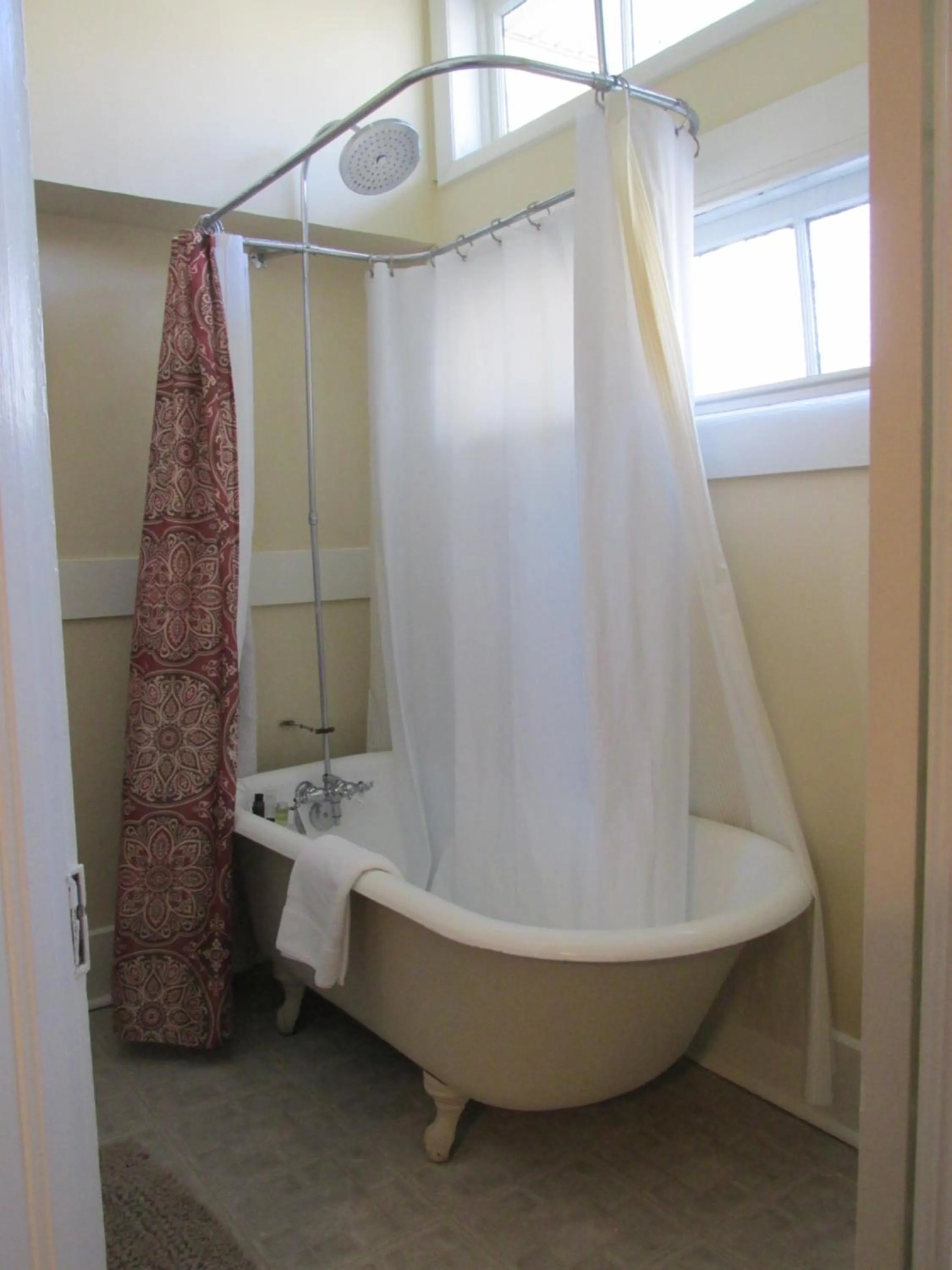 Bath in The Charleston Inn Hendersonville NC