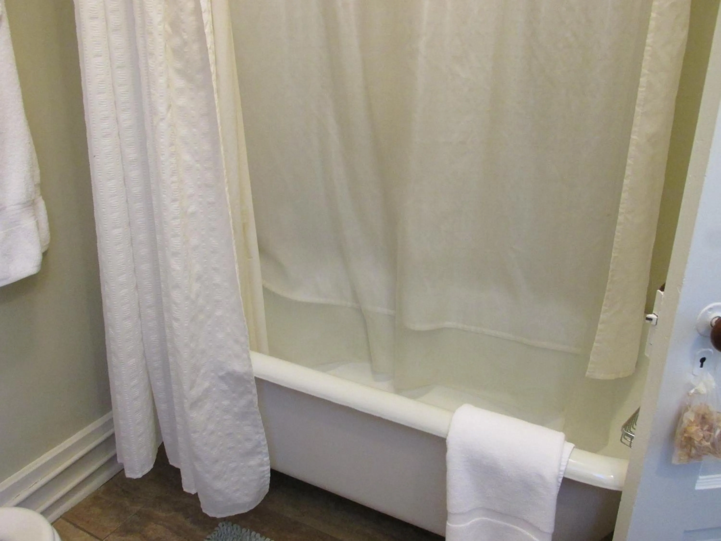 Bath in The Charleston Inn Hendersonville NC