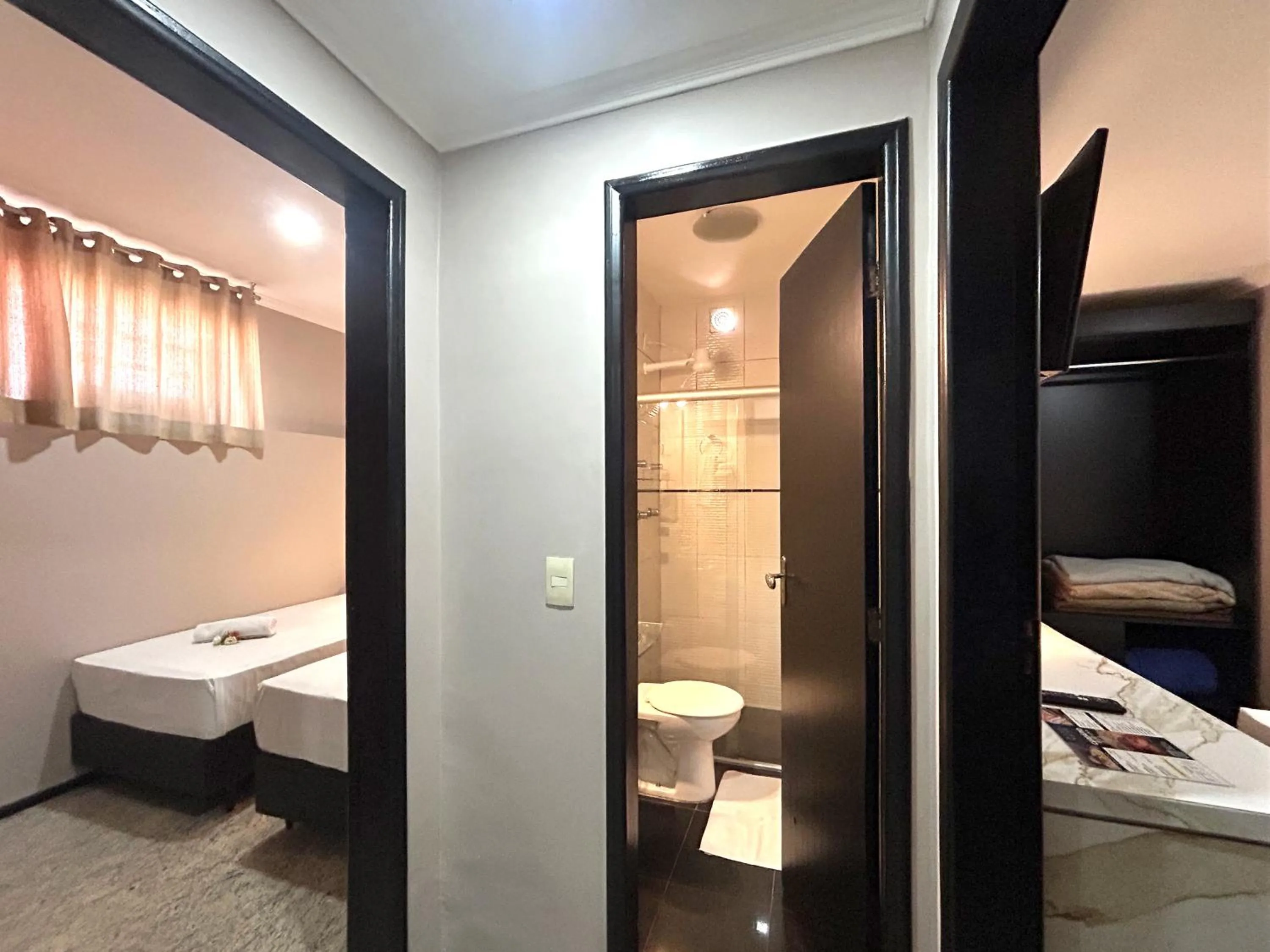 Bathroom, Bed in Hotel Econotel by Bsb Inn