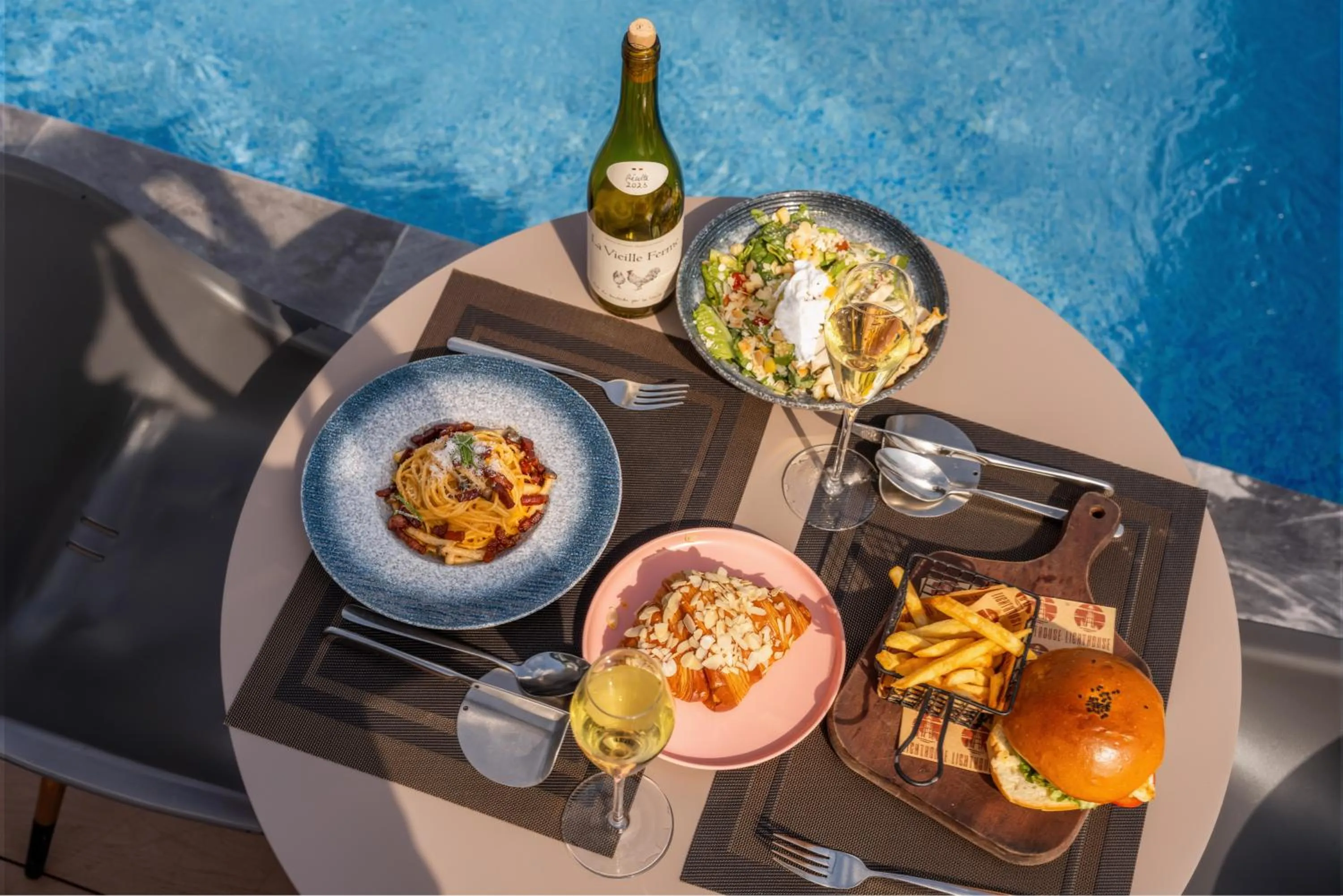 Restaurant/places to eat in Amber Bay Hotel & Suites Da Nang