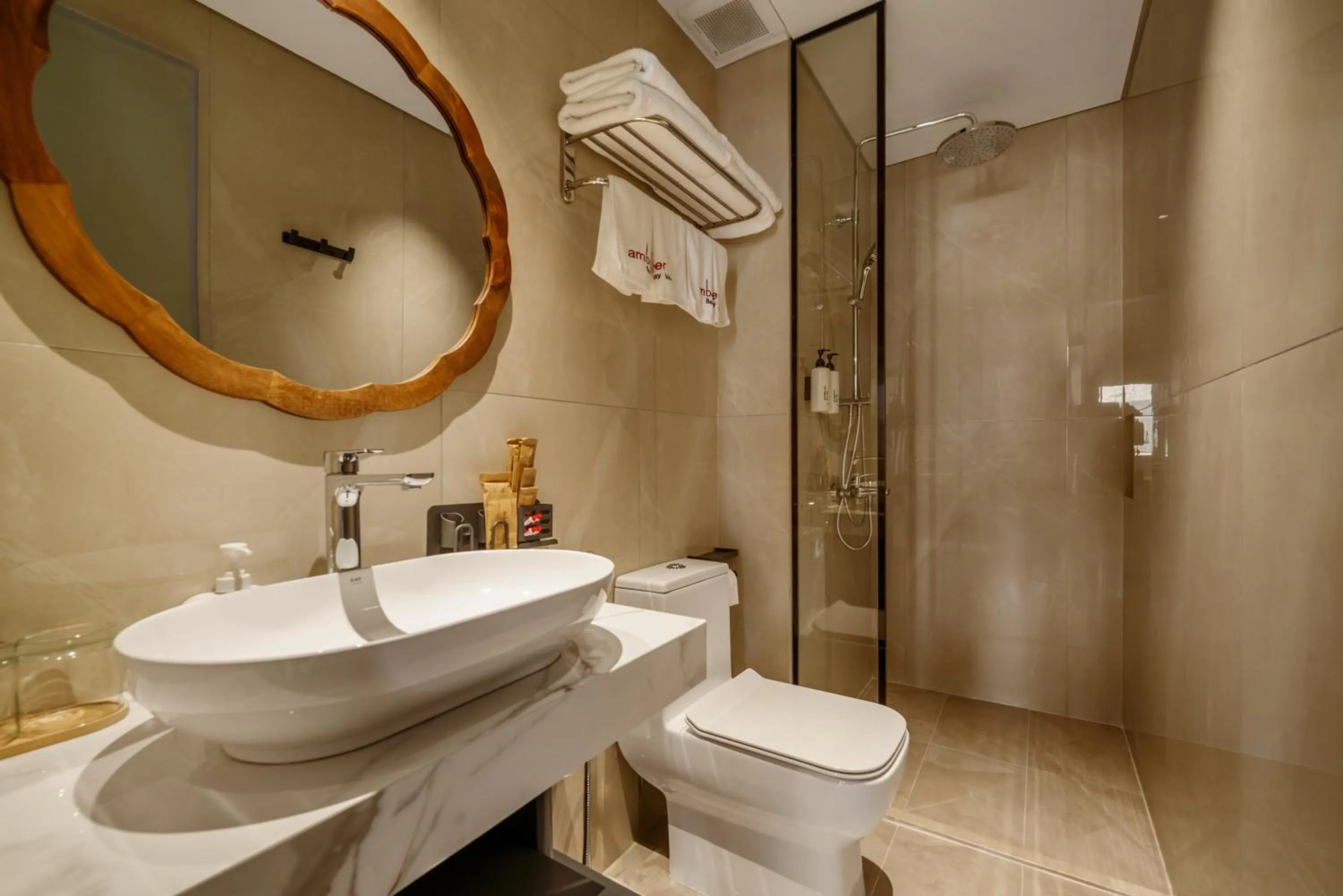 Shower in Amber Bay Hotel & Suites Da Nang