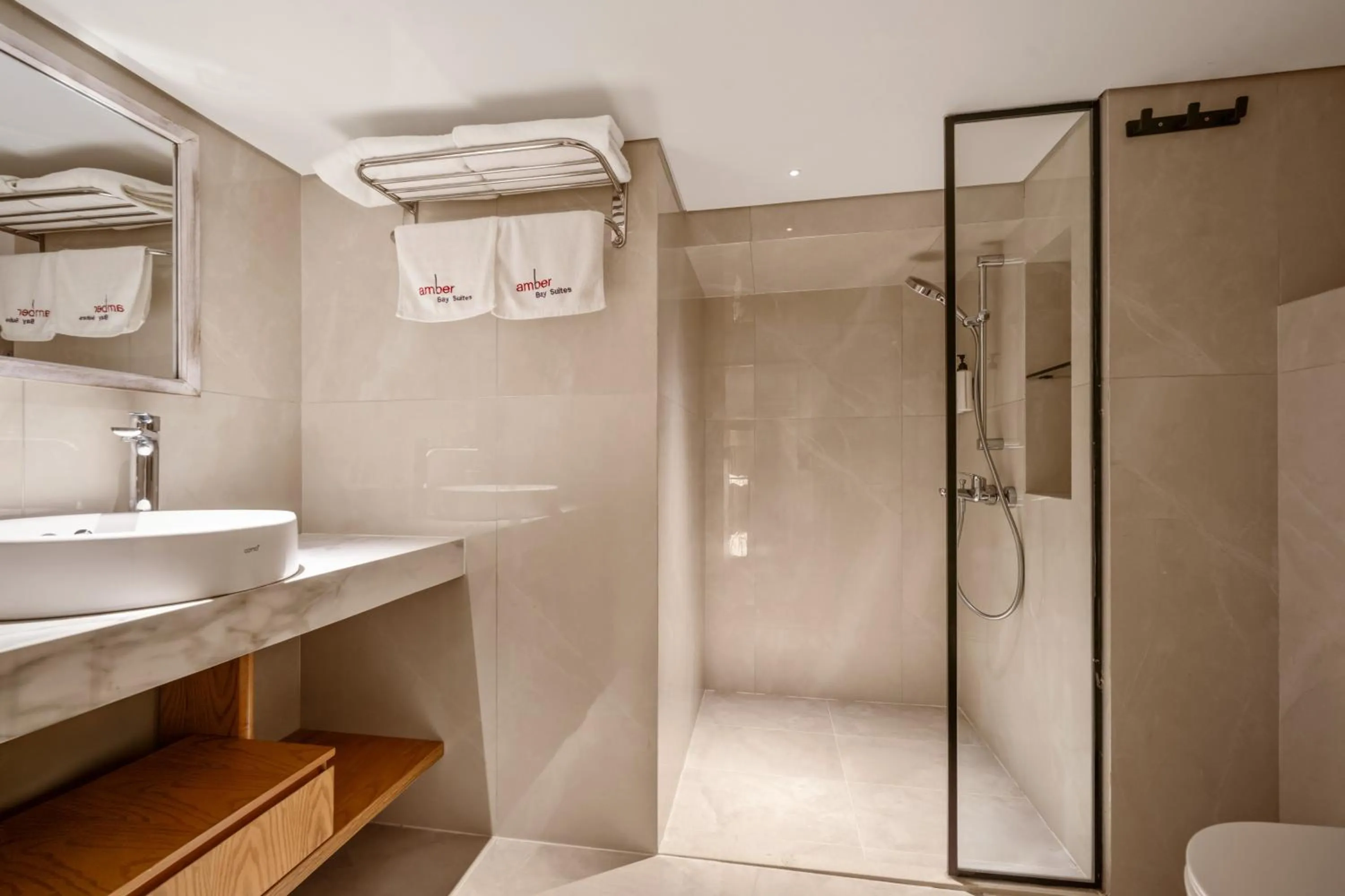 Shower in Amber Bay Hotel & Suites Da Nang