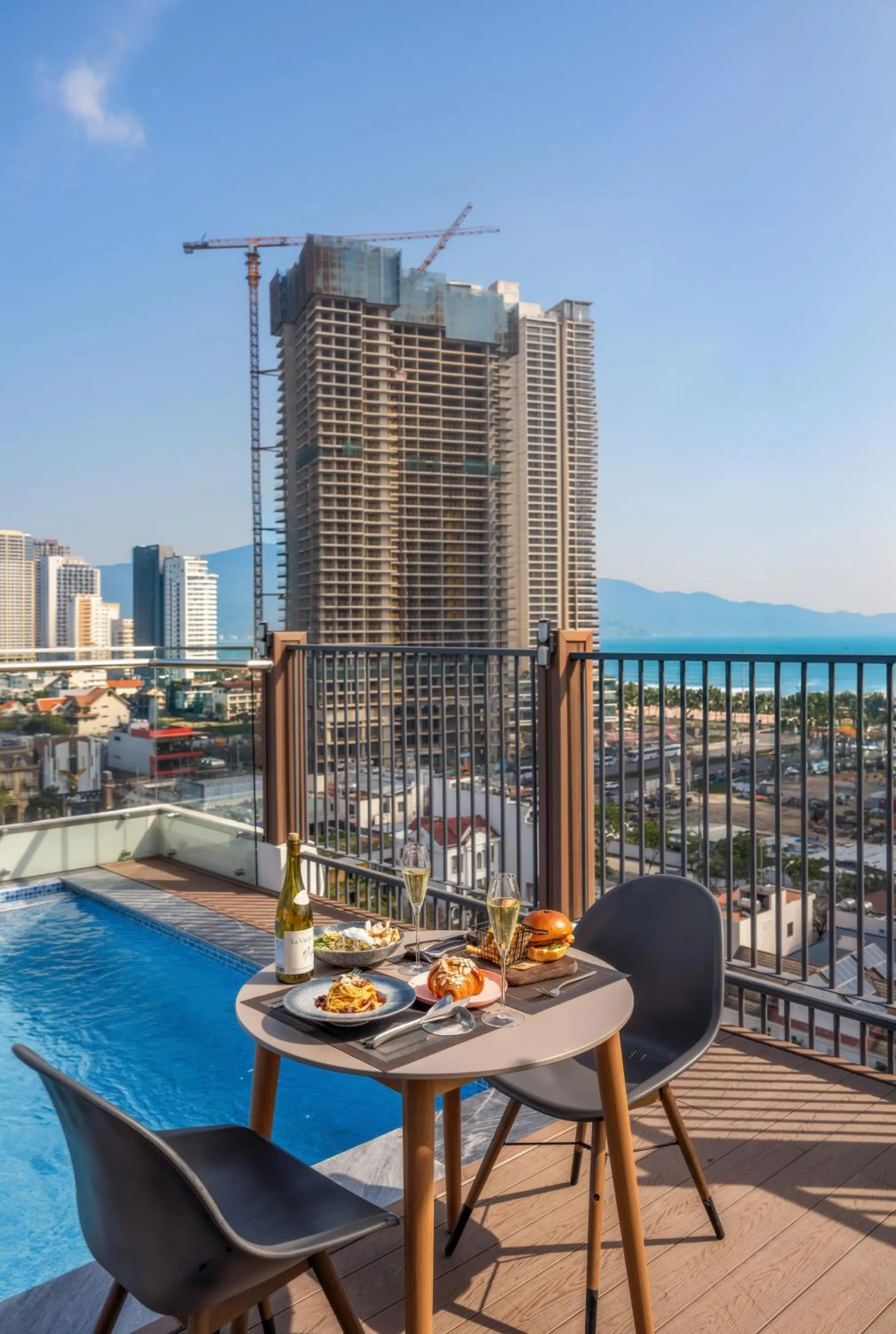 Restaurant/places to eat in Amber Bay Hotel & Suites Da Nang