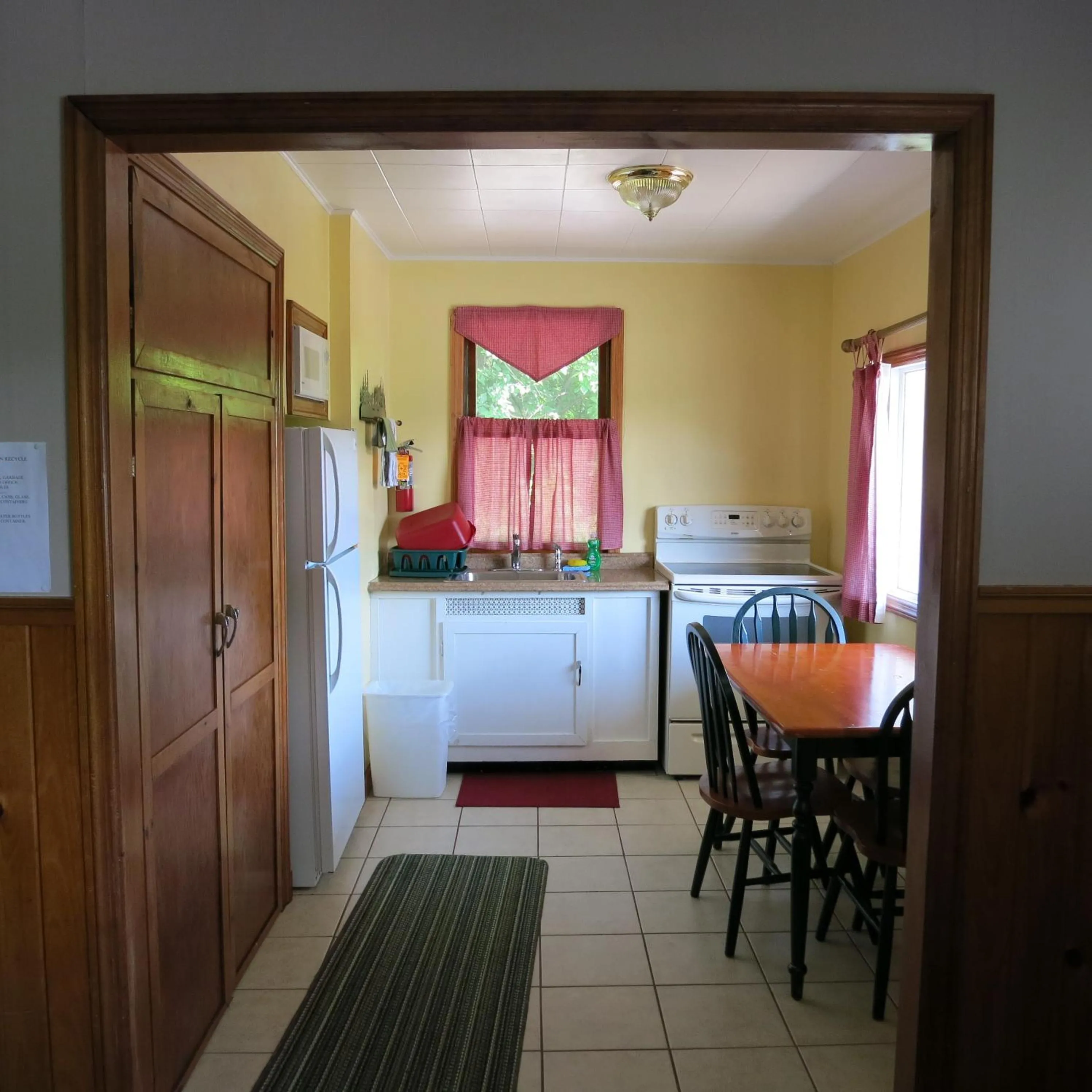 Kitchen or kitchenette, Bed in The Austin Inn