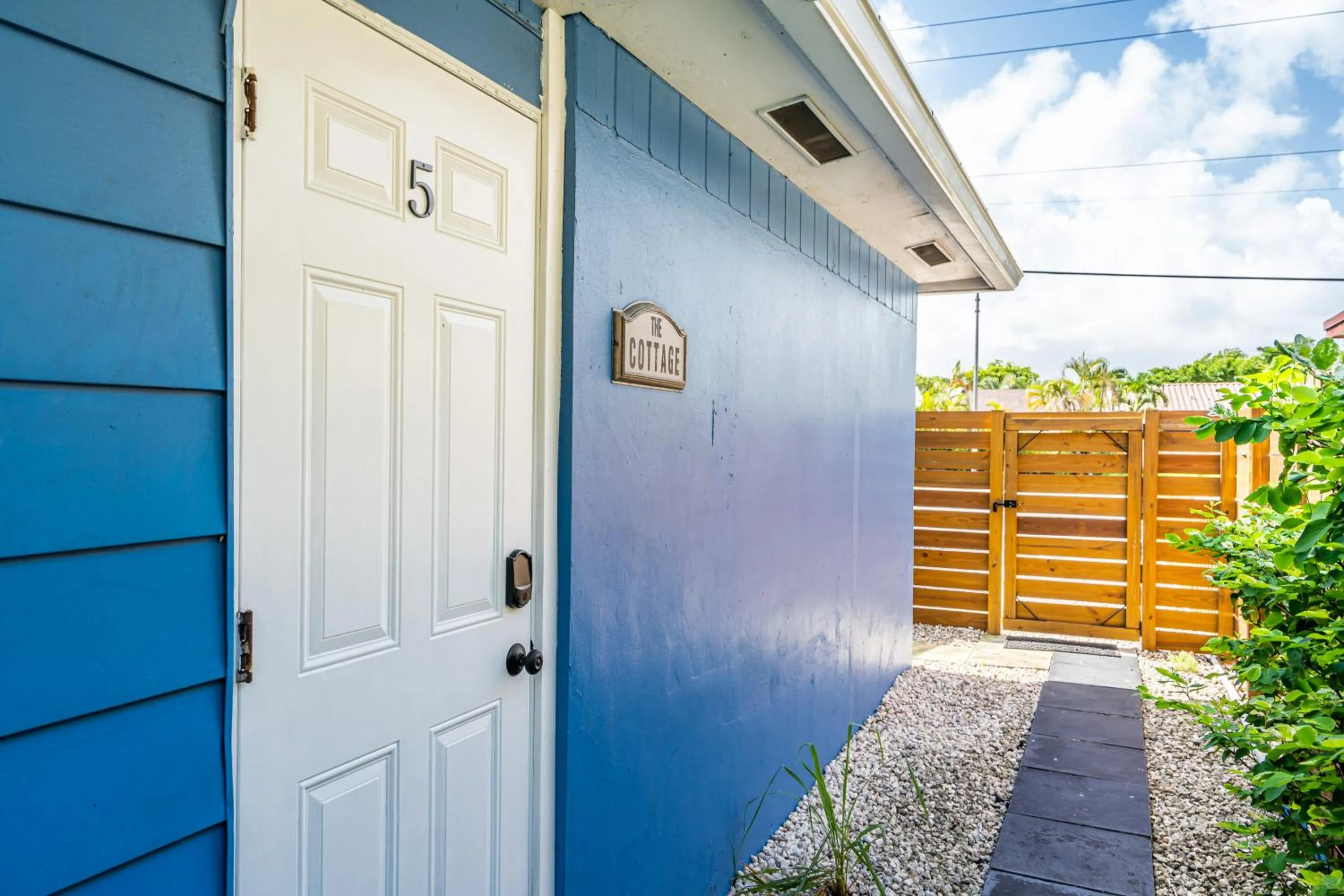 Facade/entrance in The Blue House Fort Lauderdale Airport/Cruise