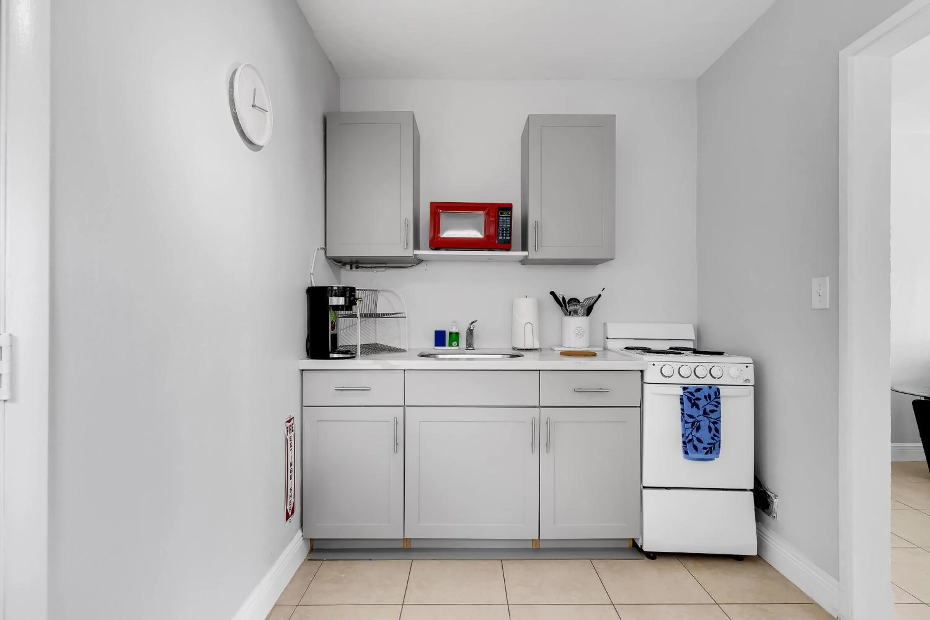 kitchen in The Blue House Fort Lauderdale Airport/Cruise