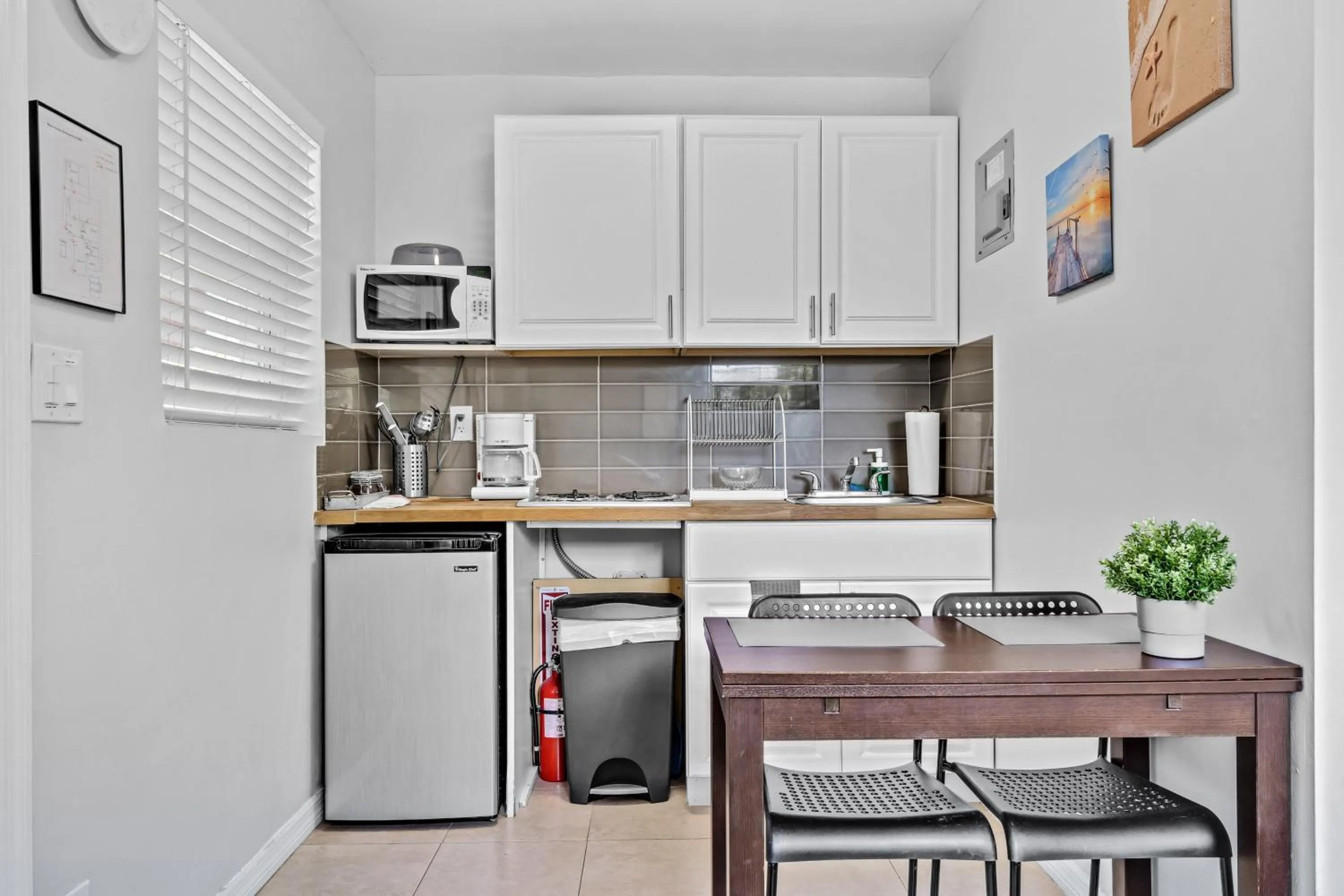 Kitchen or kitchenette in The Blue House Fort Lauderdale Airport/Cruise