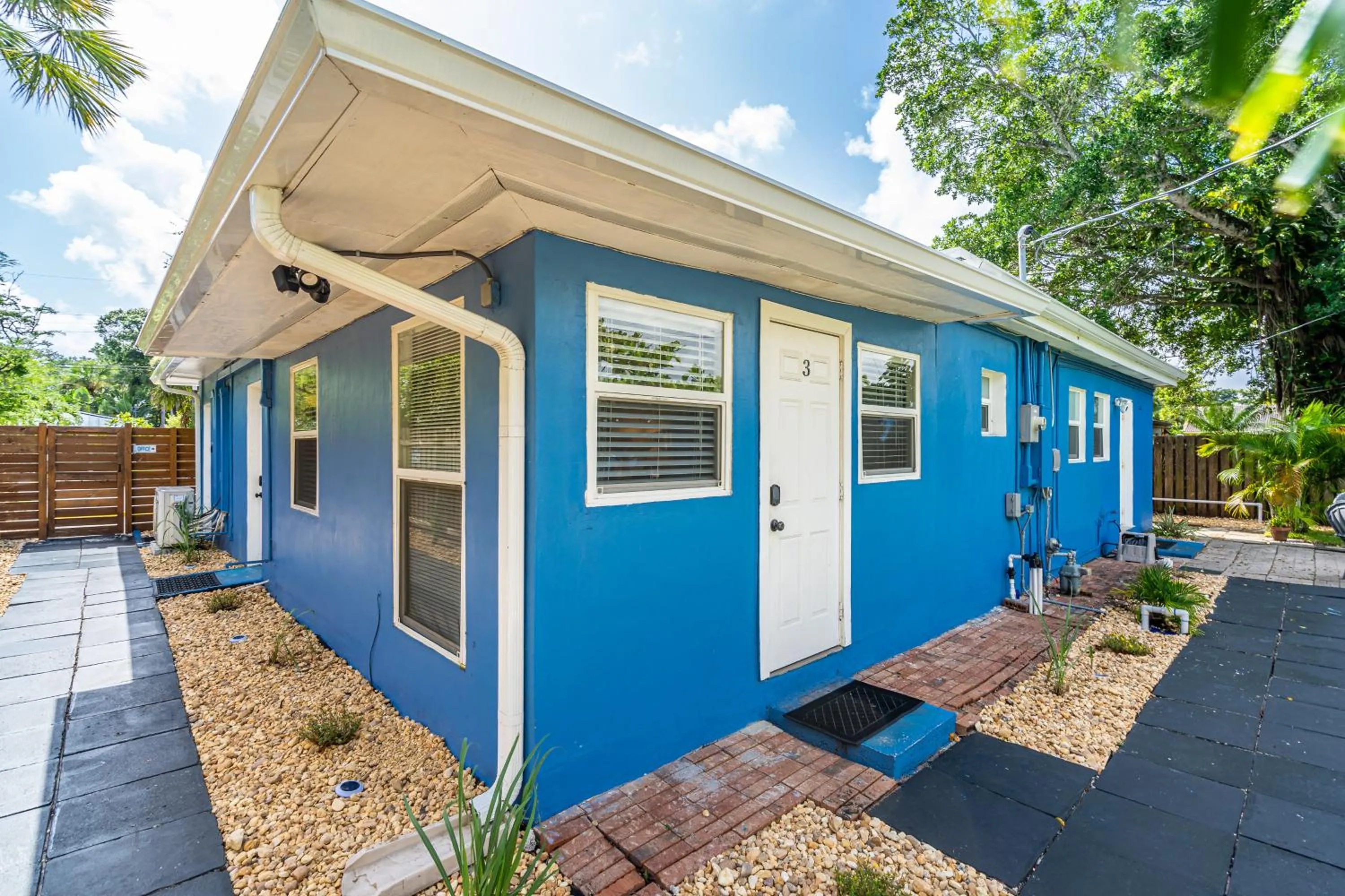 Facade/entrance in The Blue House Fort Lauderdale Airport/Cruise