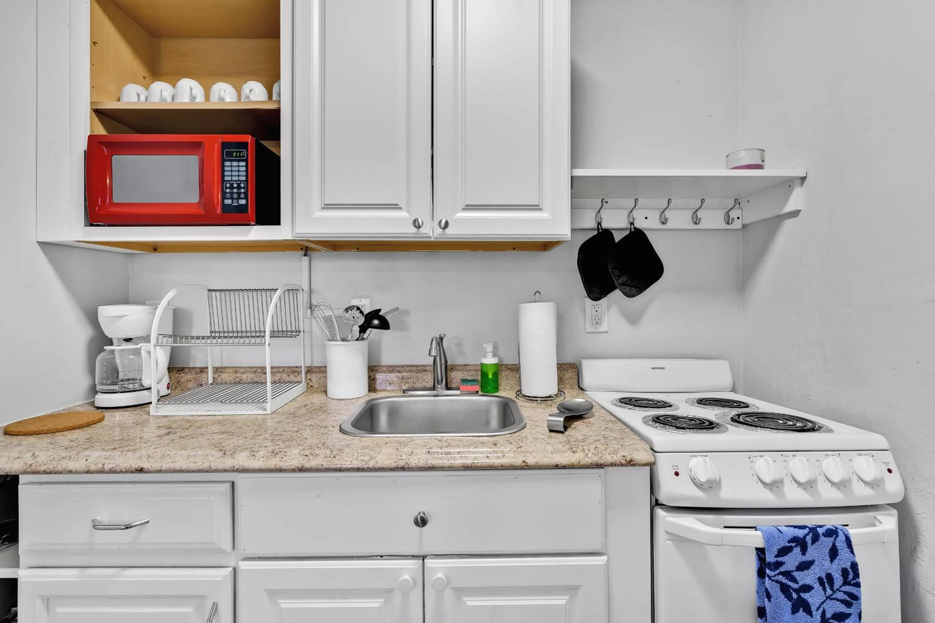 Coffee/tea facilities in The Blue House Fort Lauderdale Airport/Cruise