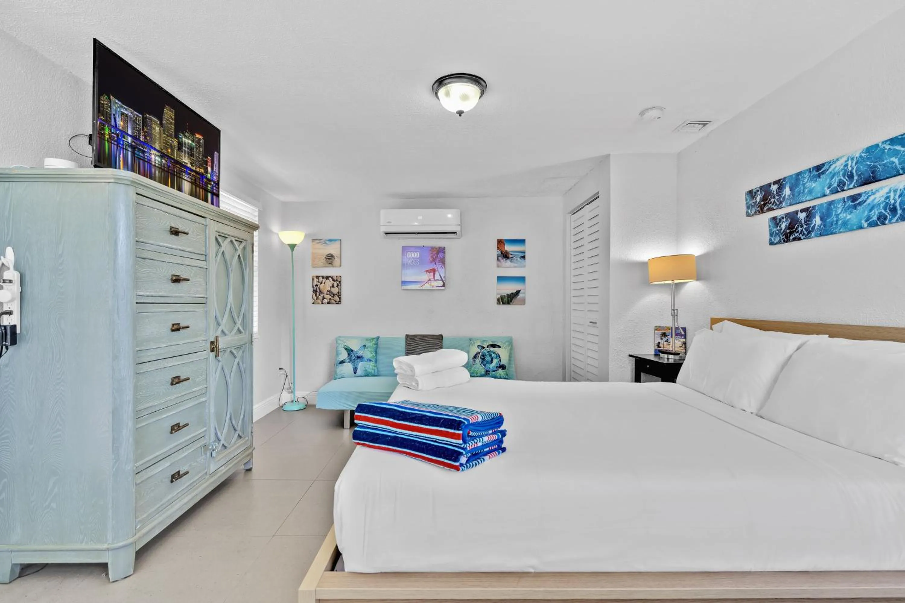 Photo of the whole room in The Blue House Fort Lauderdale Airport/Cruise