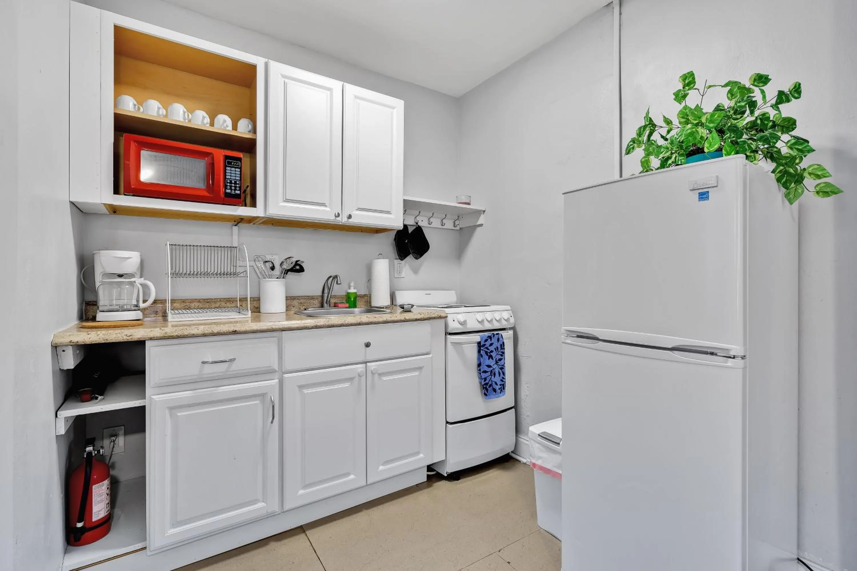 Kitchen or kitchenette in The Blue House Fort Lauderdale Airport/Cruise