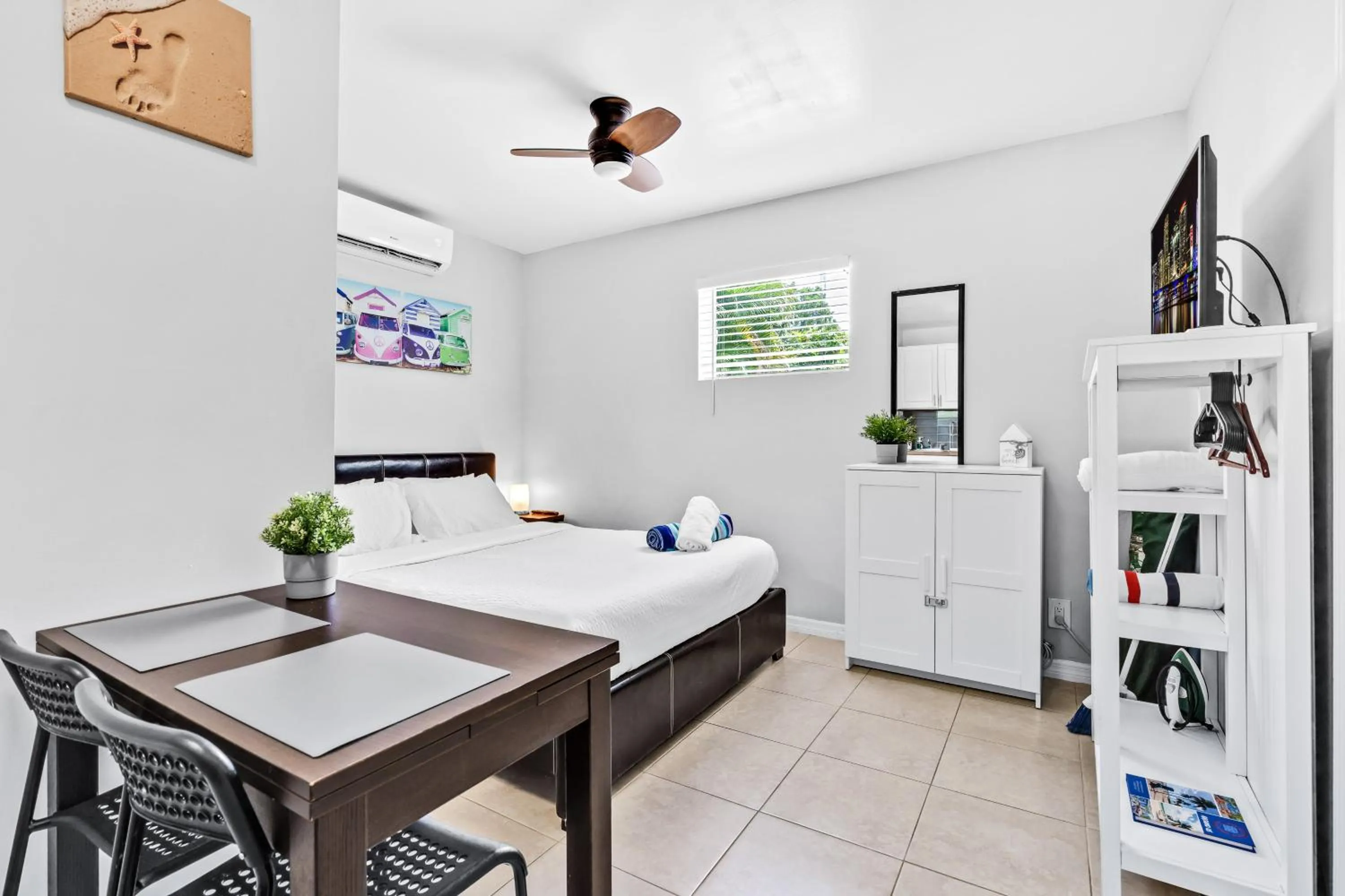 Photo of the whole room in The Blue House Fort Lauderdale Airport/Cruise