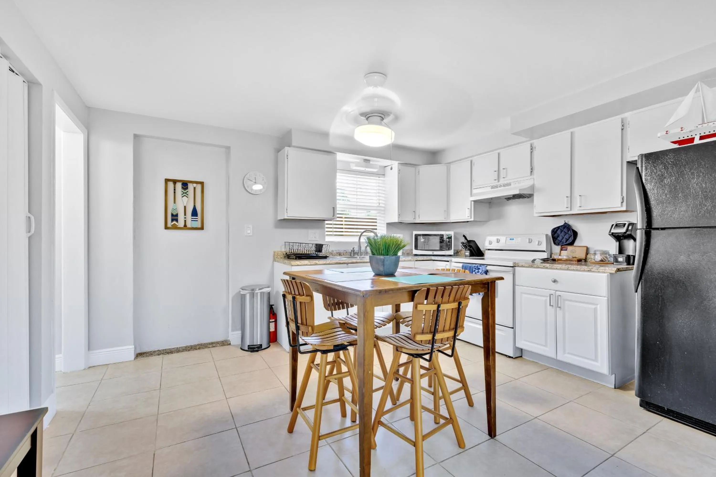 Dining area in The Blue House Fort Lauderdale Airport/Cruise