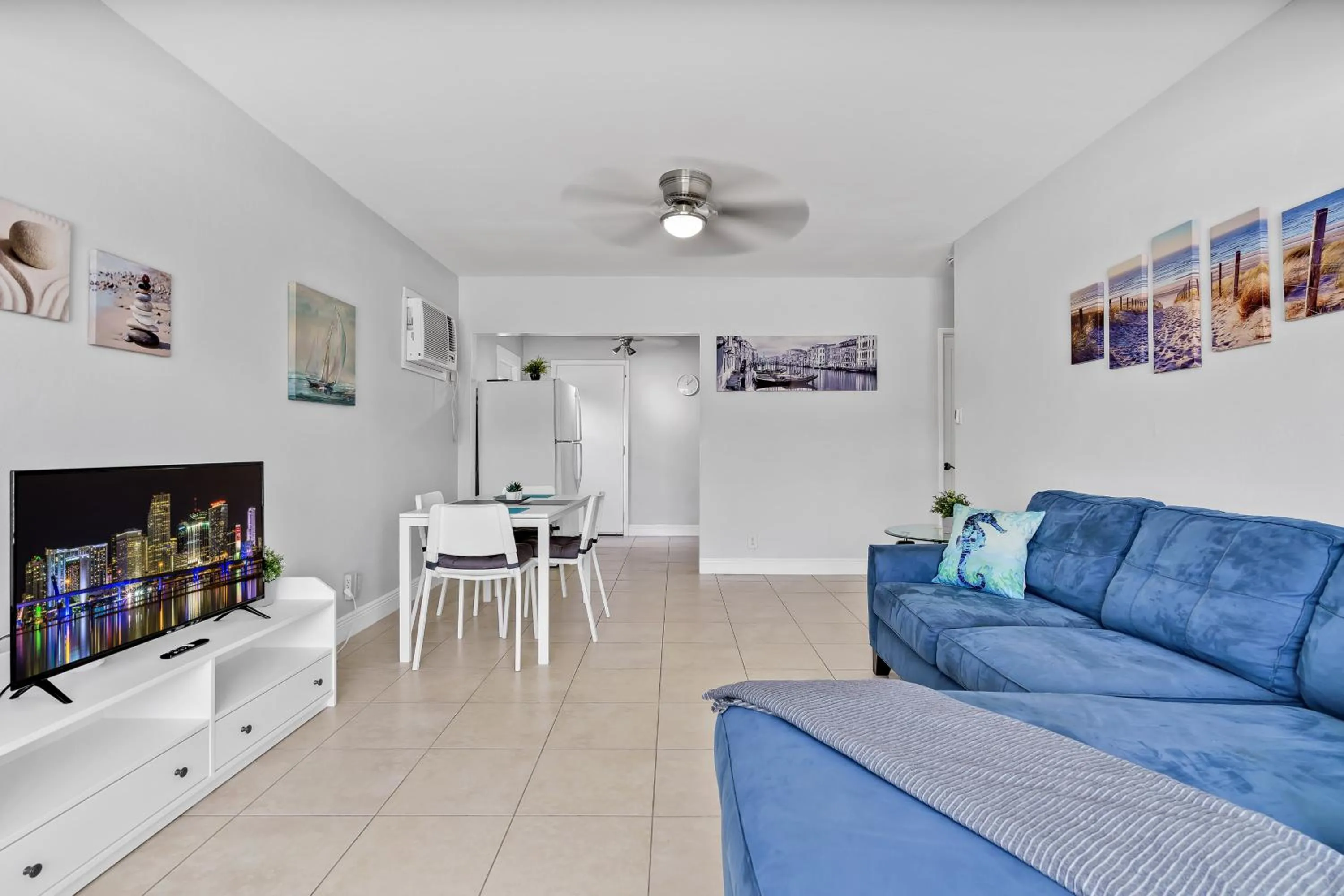 Living room in The Blue House Fort Lauderdale Airport/Cruise