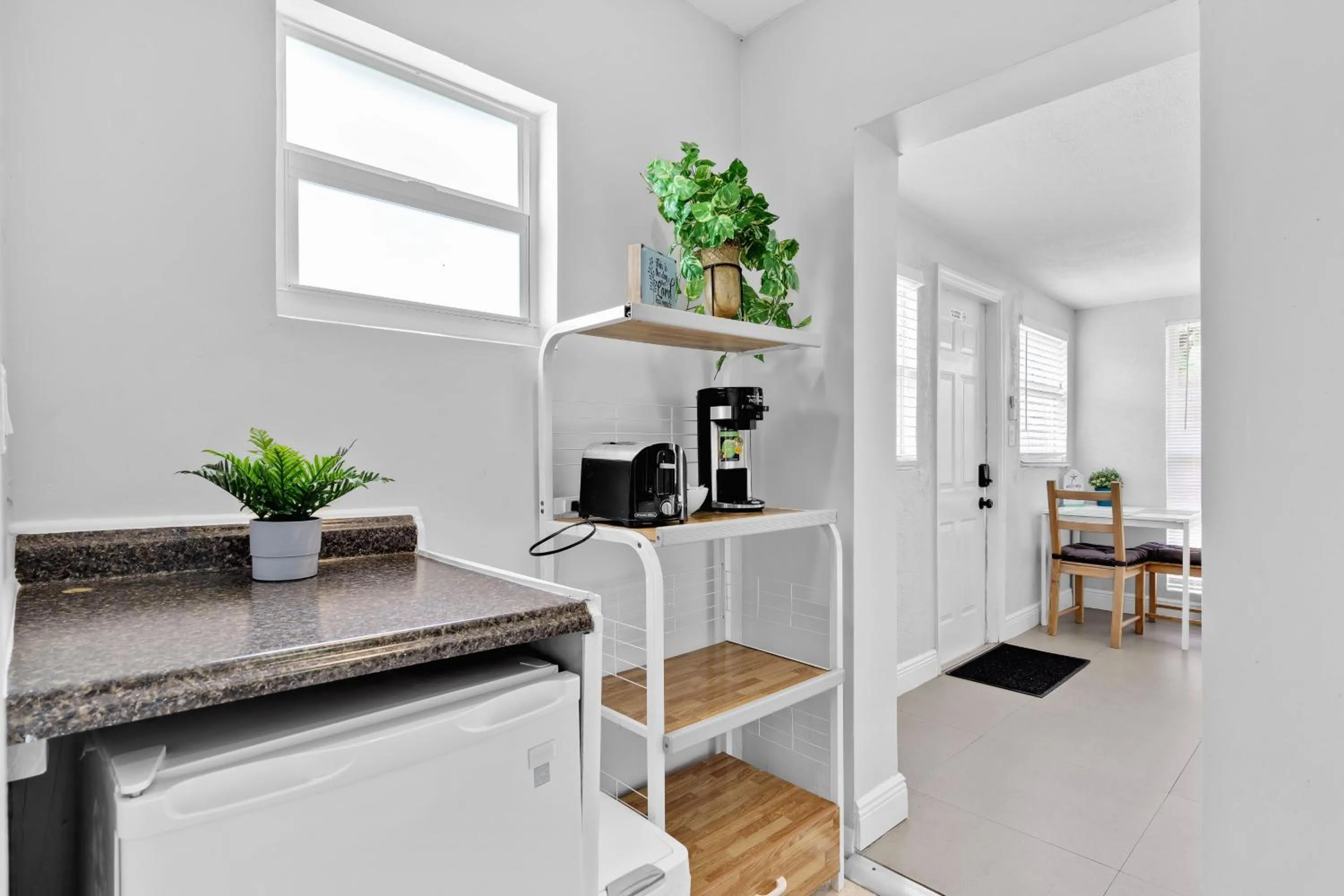 Kitchen or kitchenette in The Blue House Fort Lauderdale Airport/Cruise