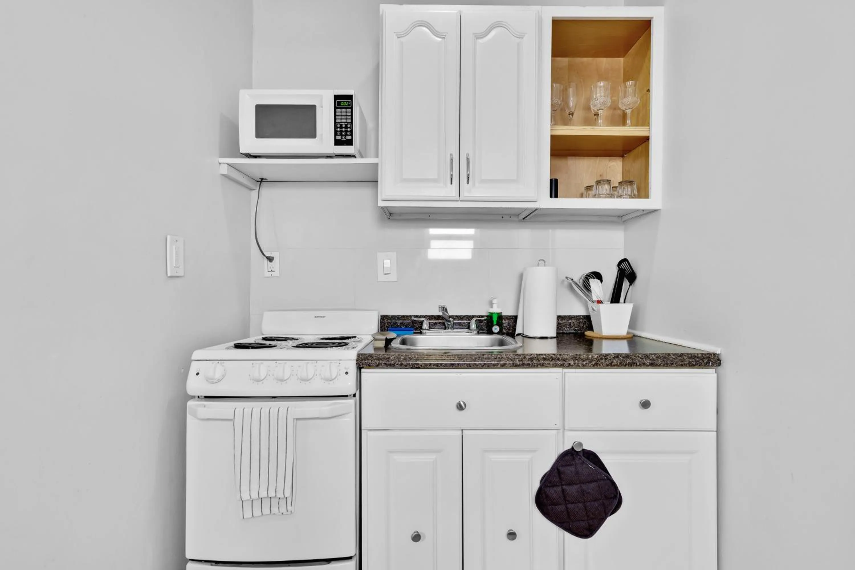 Kitchen or kitchenette in The Blue House Fort Lauderdale Airport/Cruise