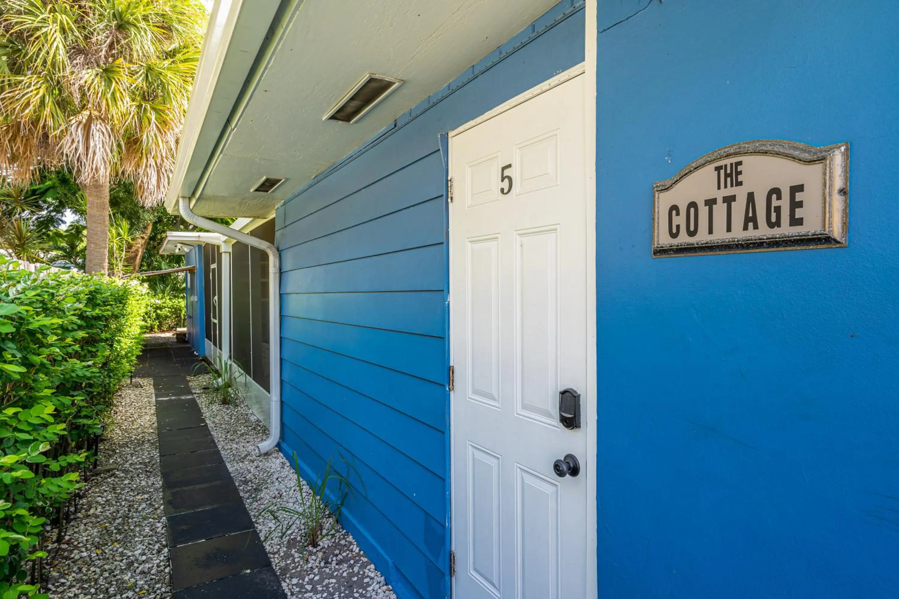 Facade/entrance in The Blue House Fort Lauderdale Airport/Cruise