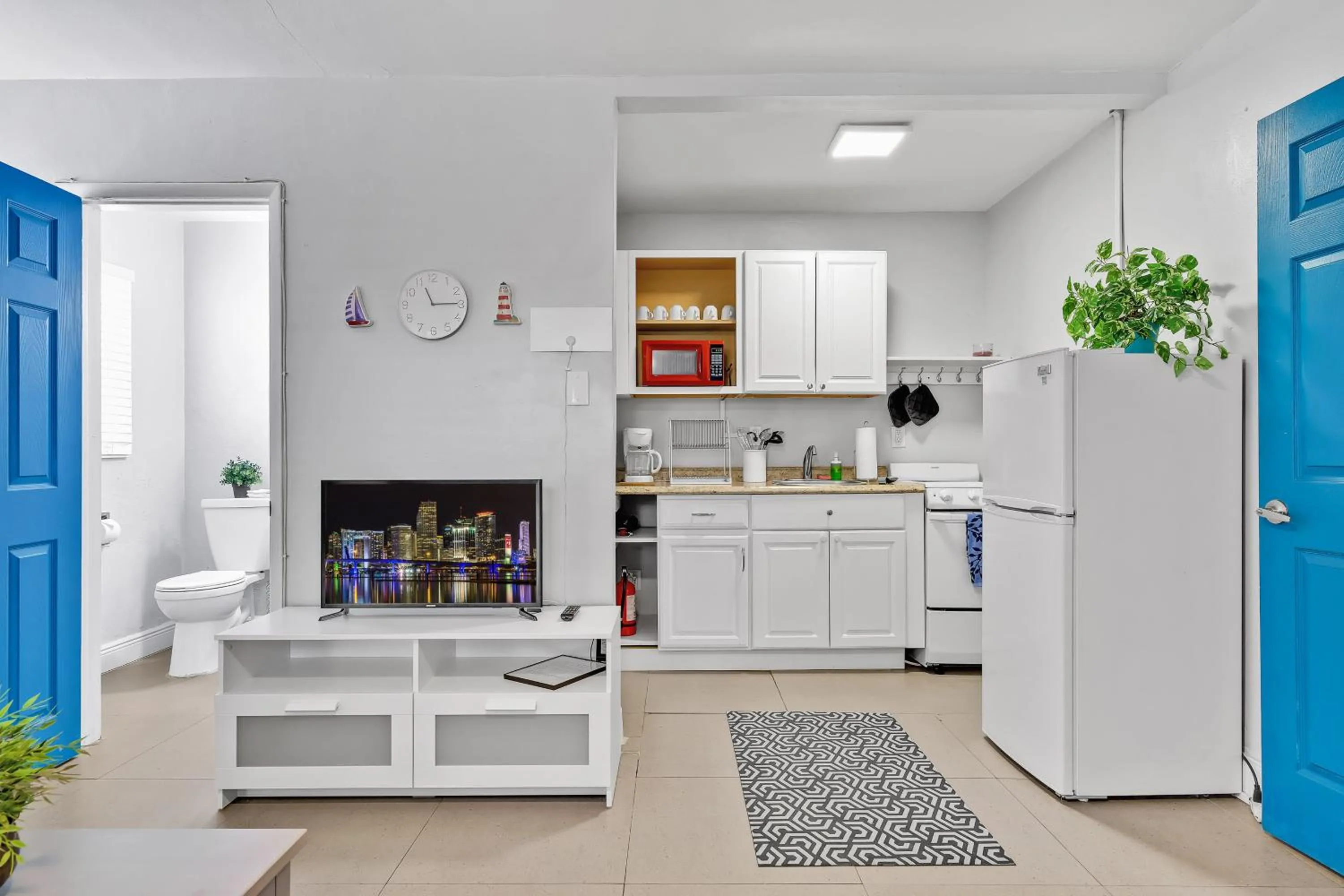 Kitchen or kitchenette in The Blue House Fort Lauderdale Airport/Cruise