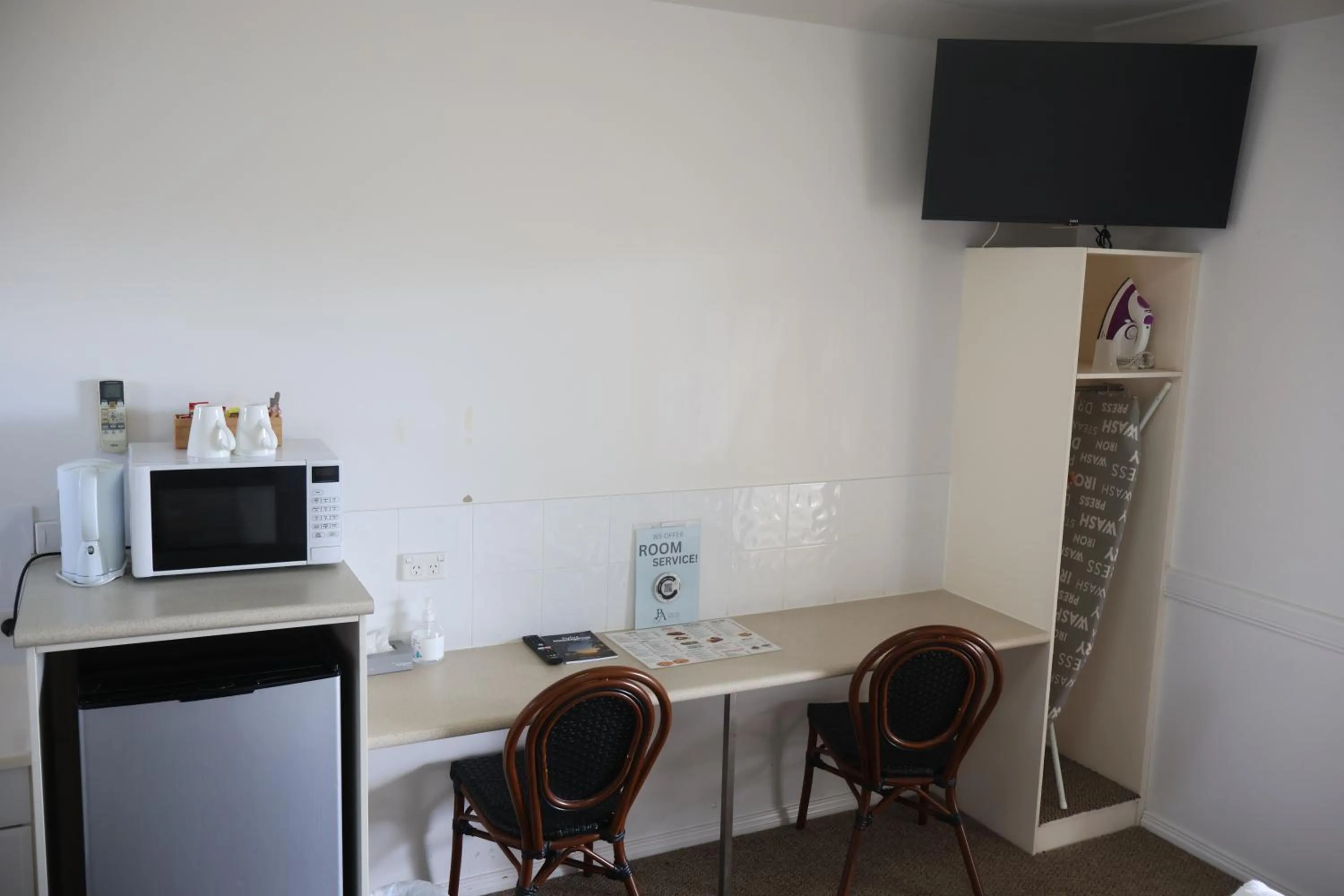 TV and multimedia in Park Avenue Hotel Motel