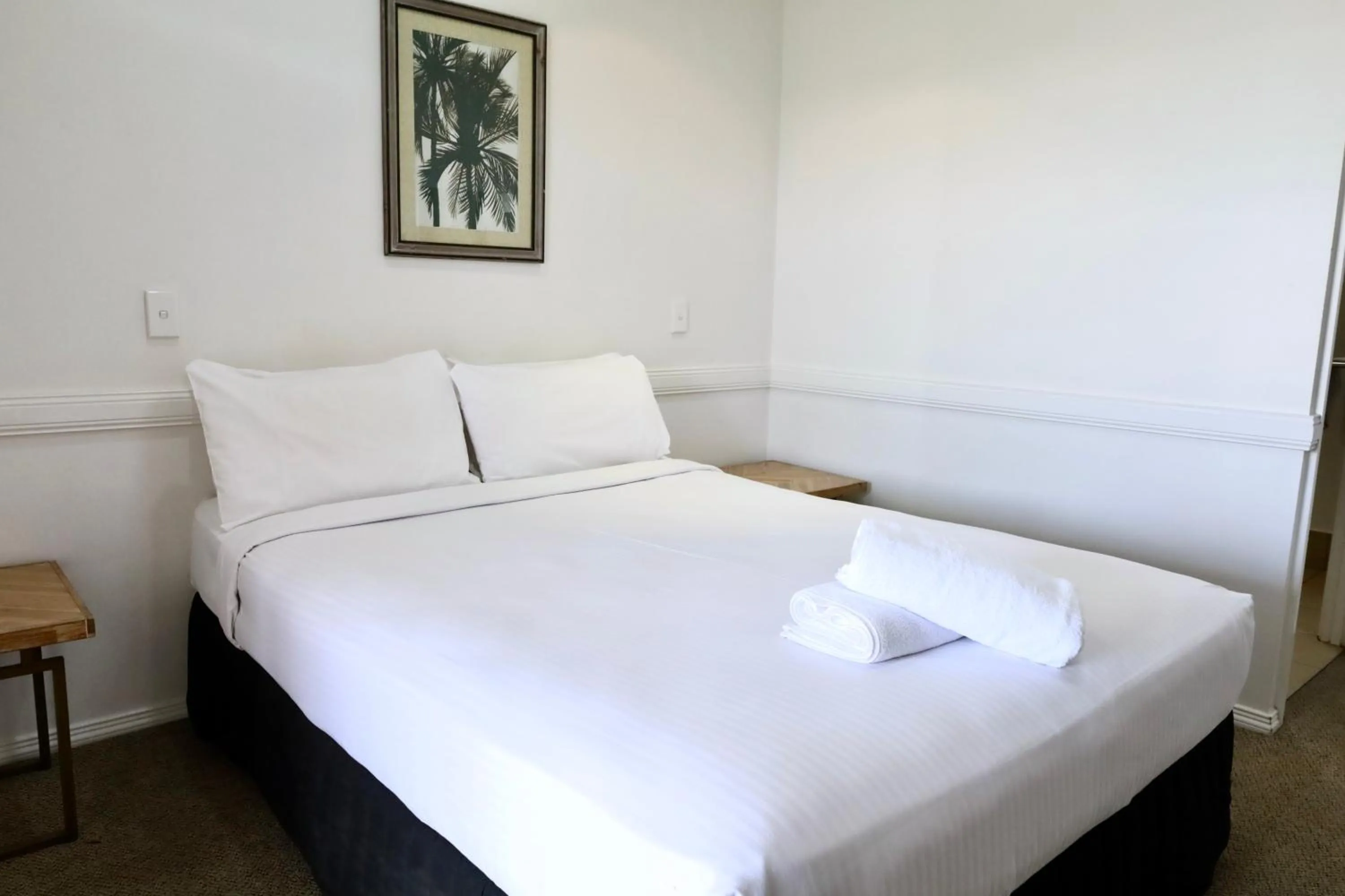 Bed in Park Avenue Hotel Motel