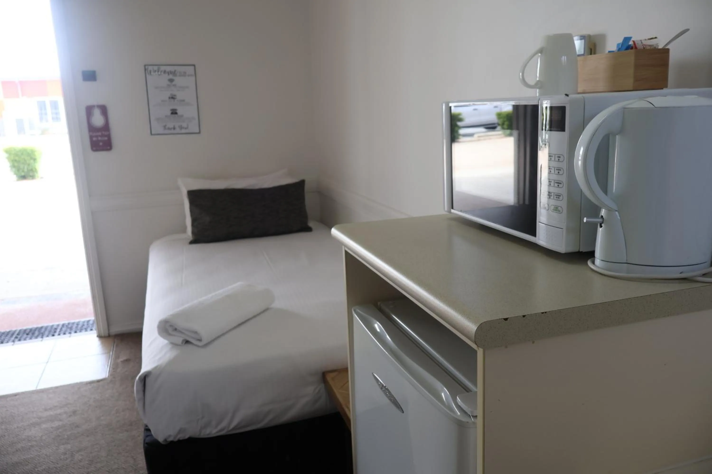 Coffee/tea facilities, Bed in Park Avenue Hotel Motel