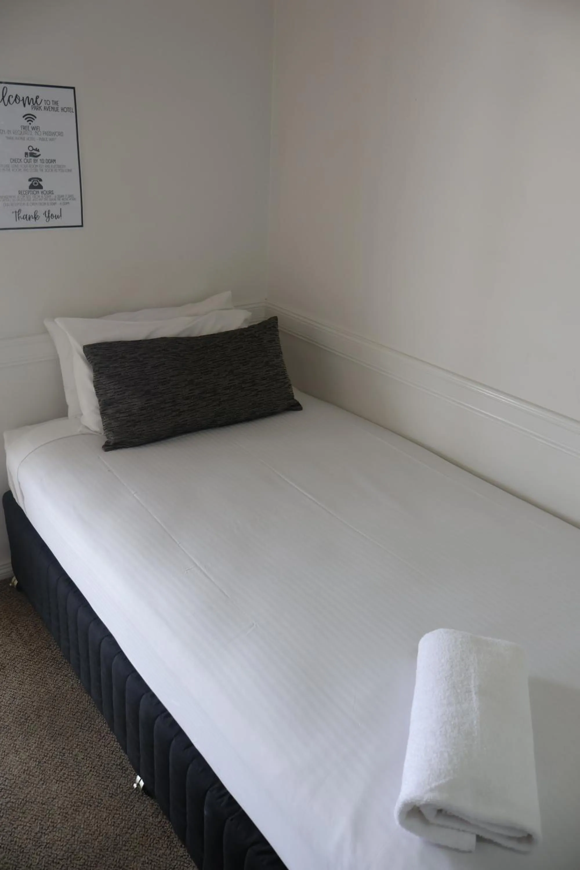 Bedroom, Bed in Park Avenue Hotel Motel