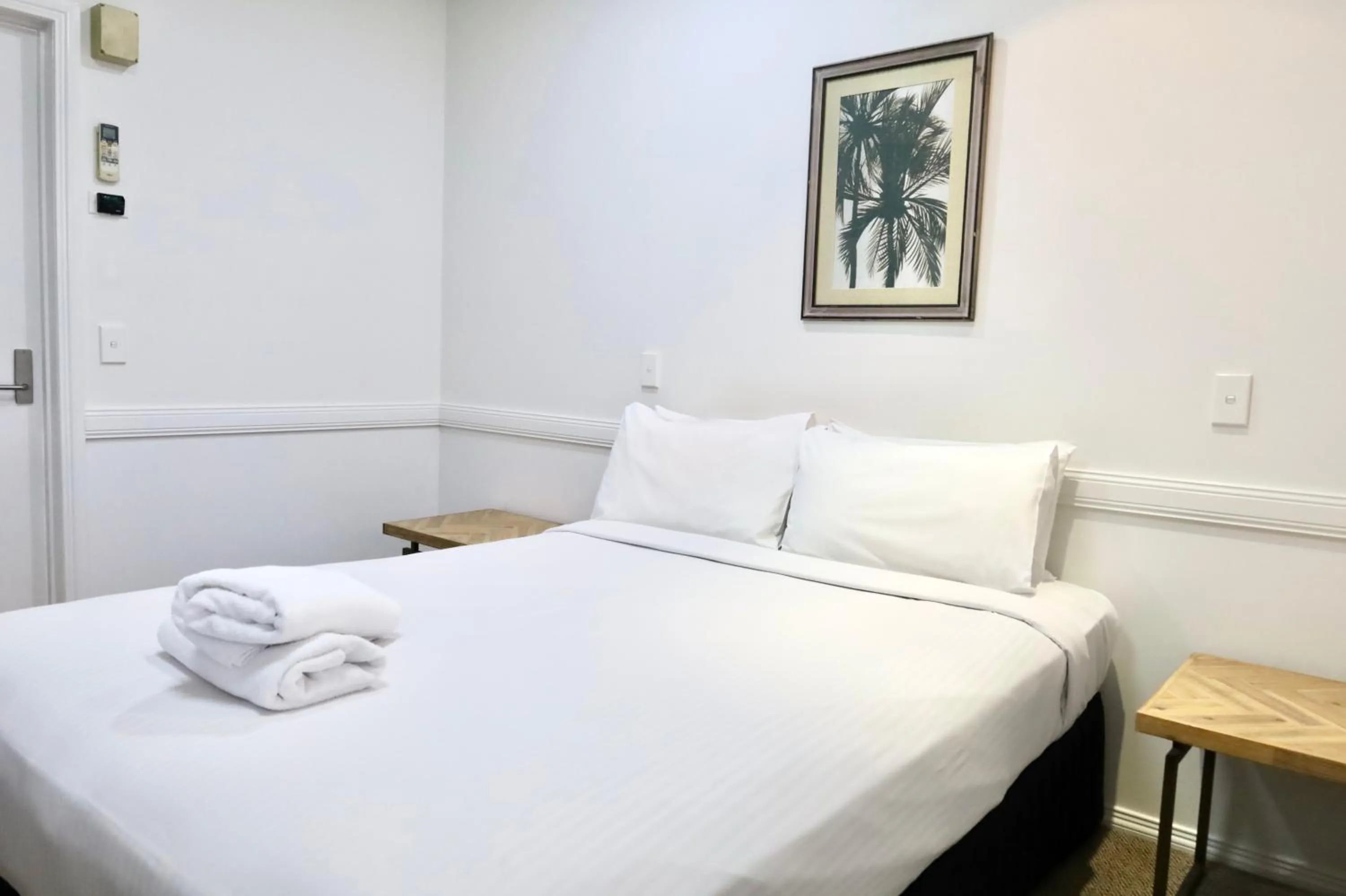 Bed in Park Avenue Hotel Motel