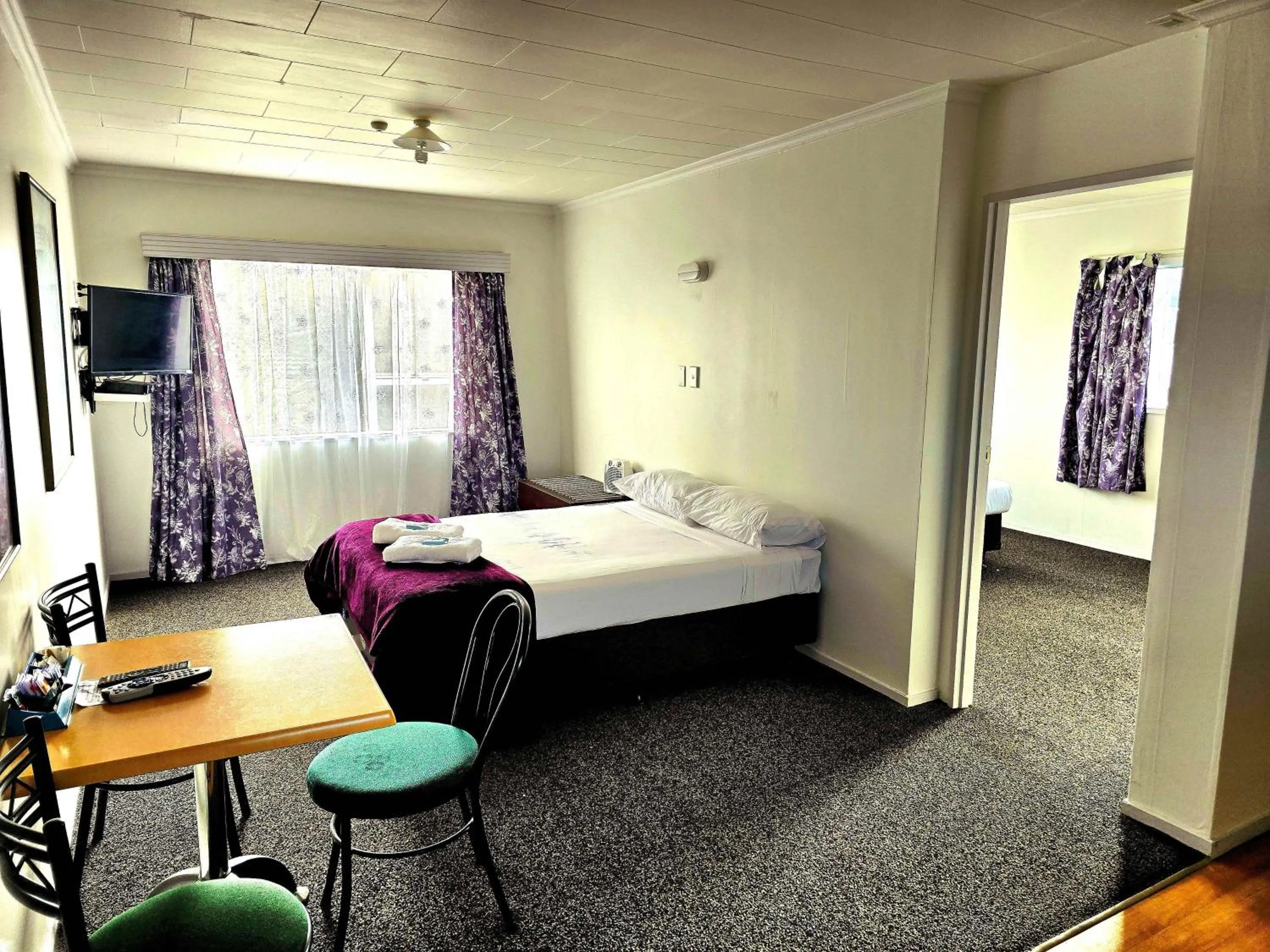 Bedroom in Putaruru Arms Motor Inn