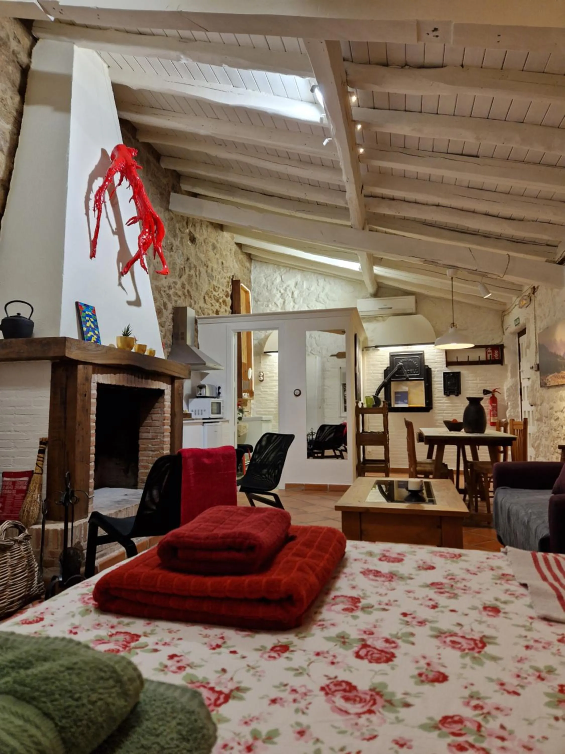 Photo of the whole room in El Atalanto