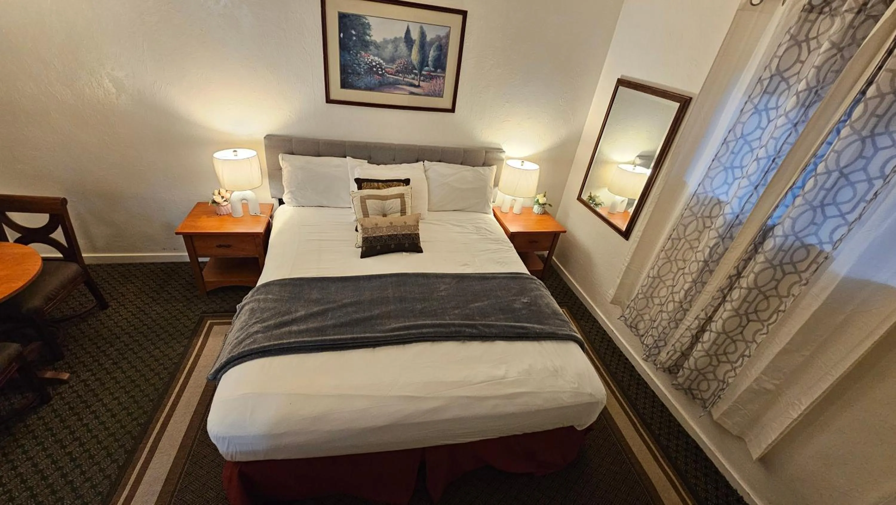 Standard King Room in cedarlodge motel dunsmuir ca