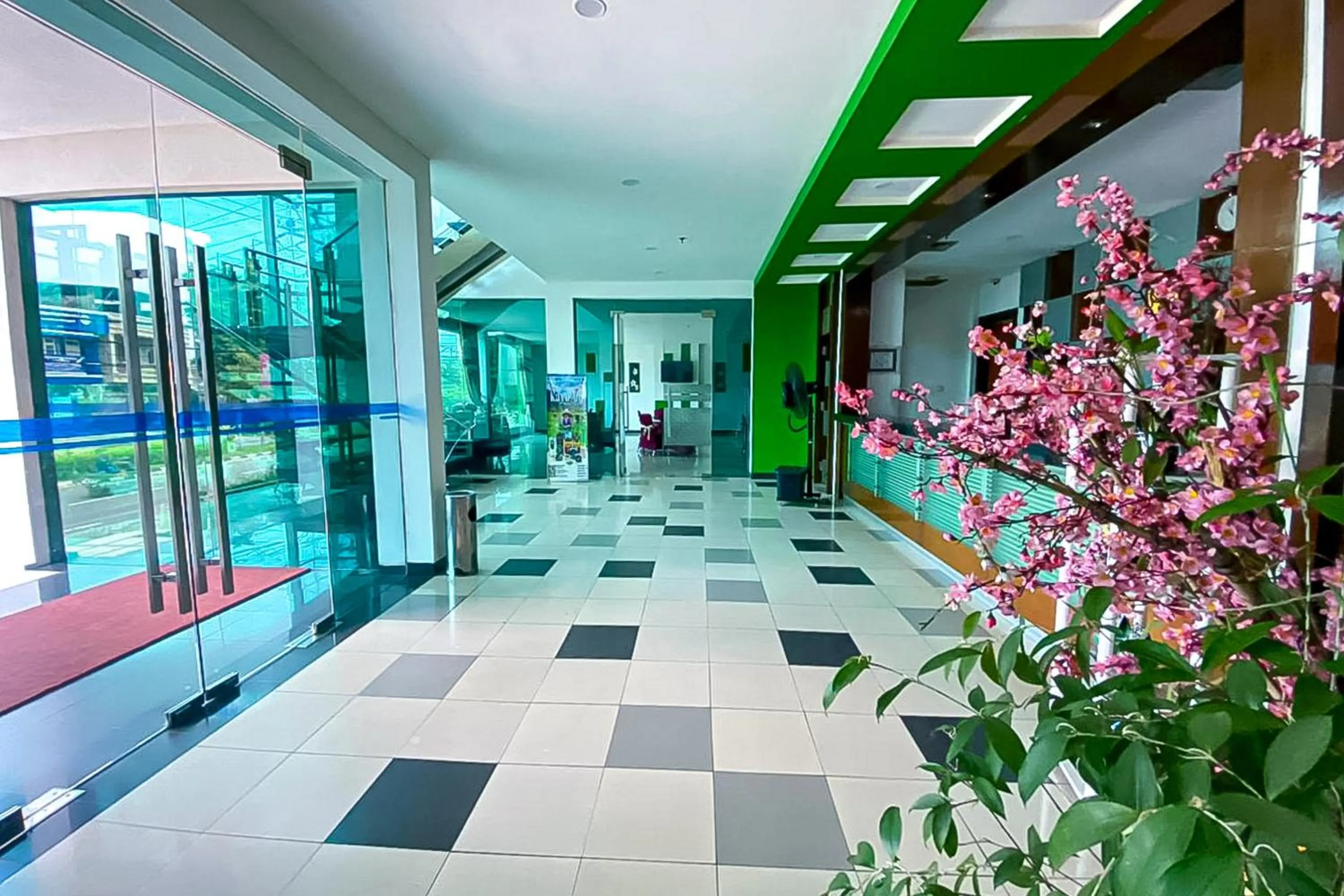Urbanview Hotel Cosmo Jambi