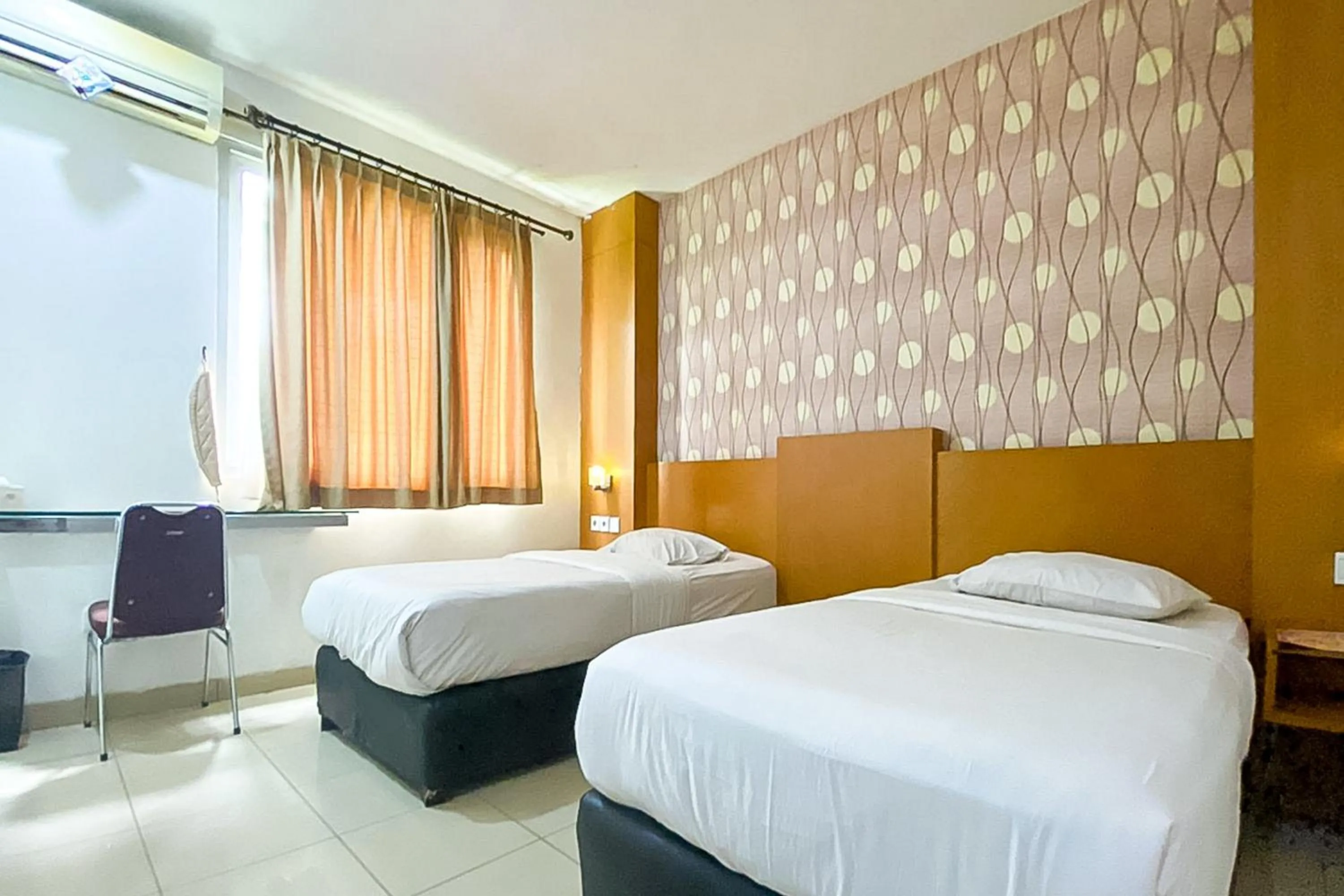 Superior Twin Room in Urbanview Hotel Cosmo Jambi