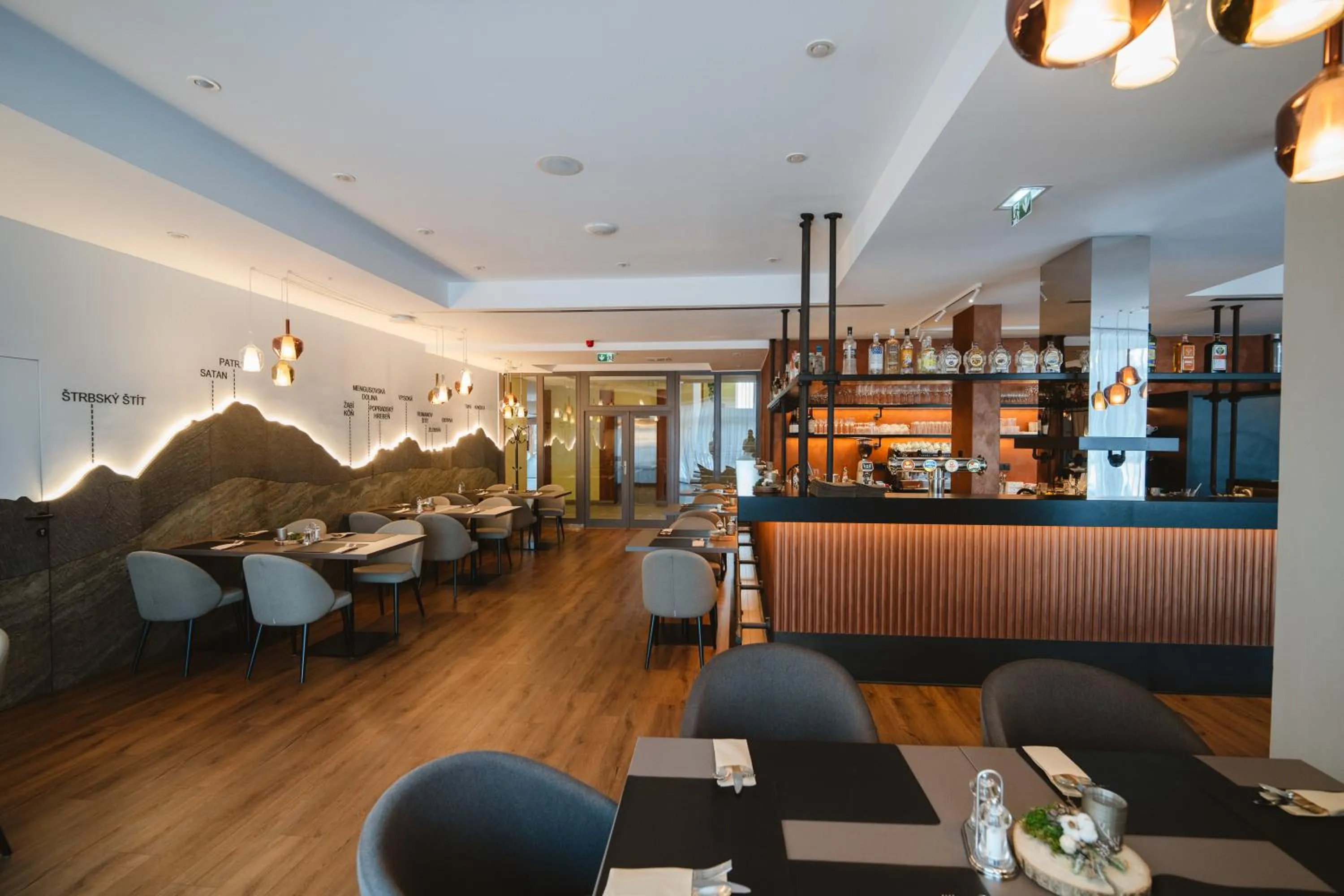 Restaurant/places to eat in Vila Marína