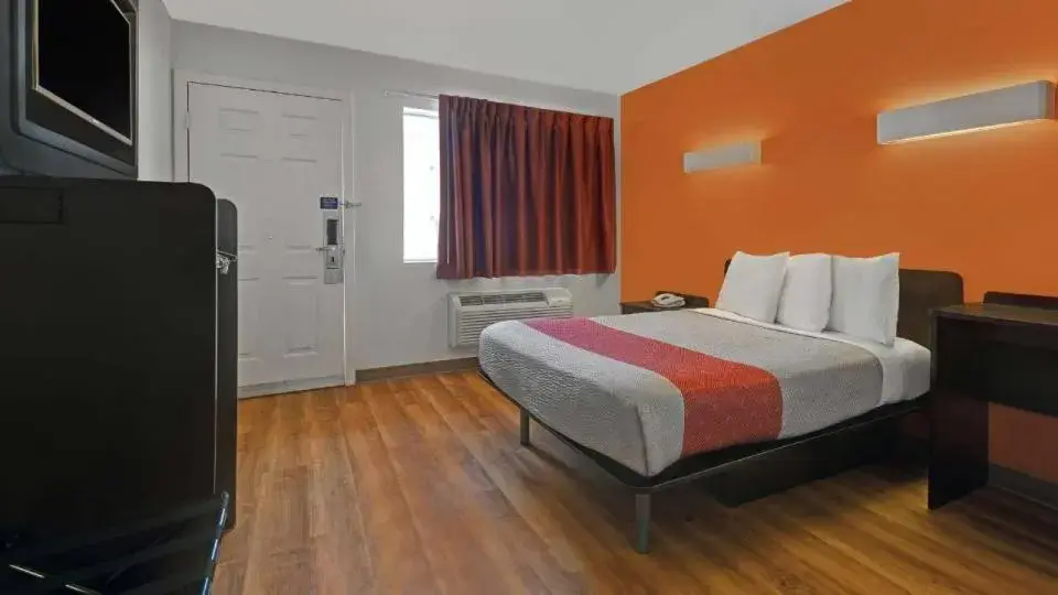 Bed in Super 8 by Wyndham San Jose Bed in Super 8 by Wyndham San Jose