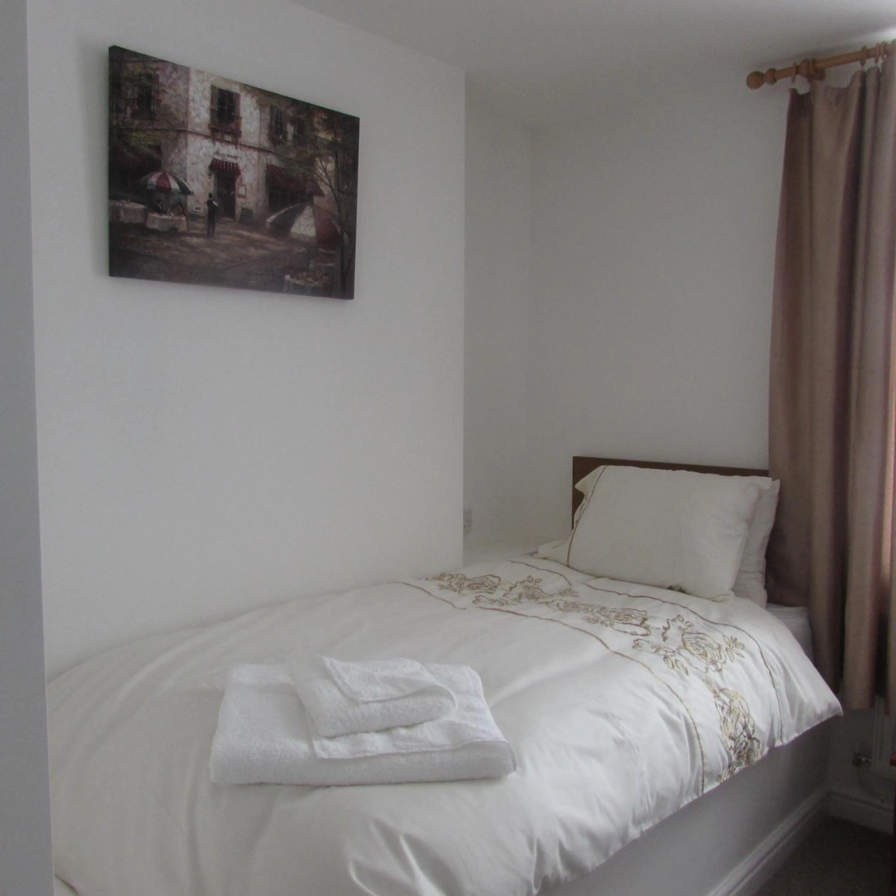 Bed in Lord Nelson Hotel