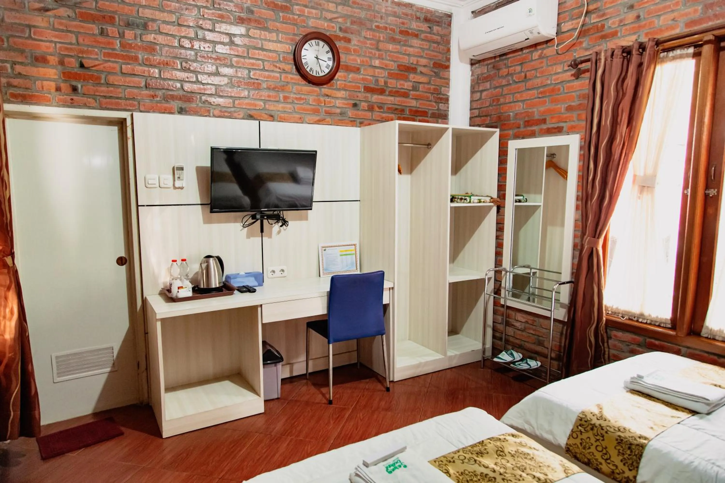 TV and multimedia, Bed in Saung Dolken Syariah Resort & Hotel