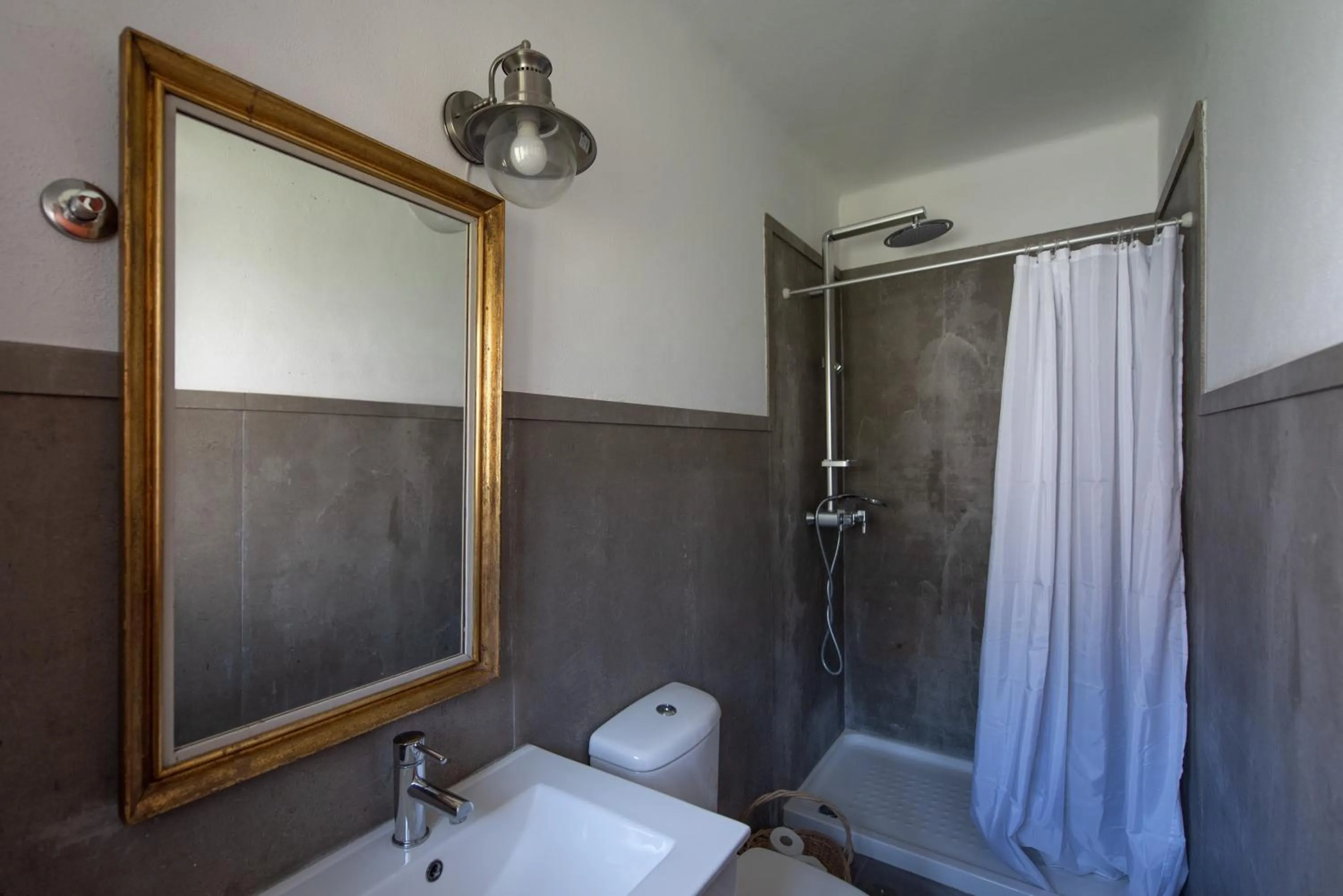 Shower in Moby Dick Lodge Cascais