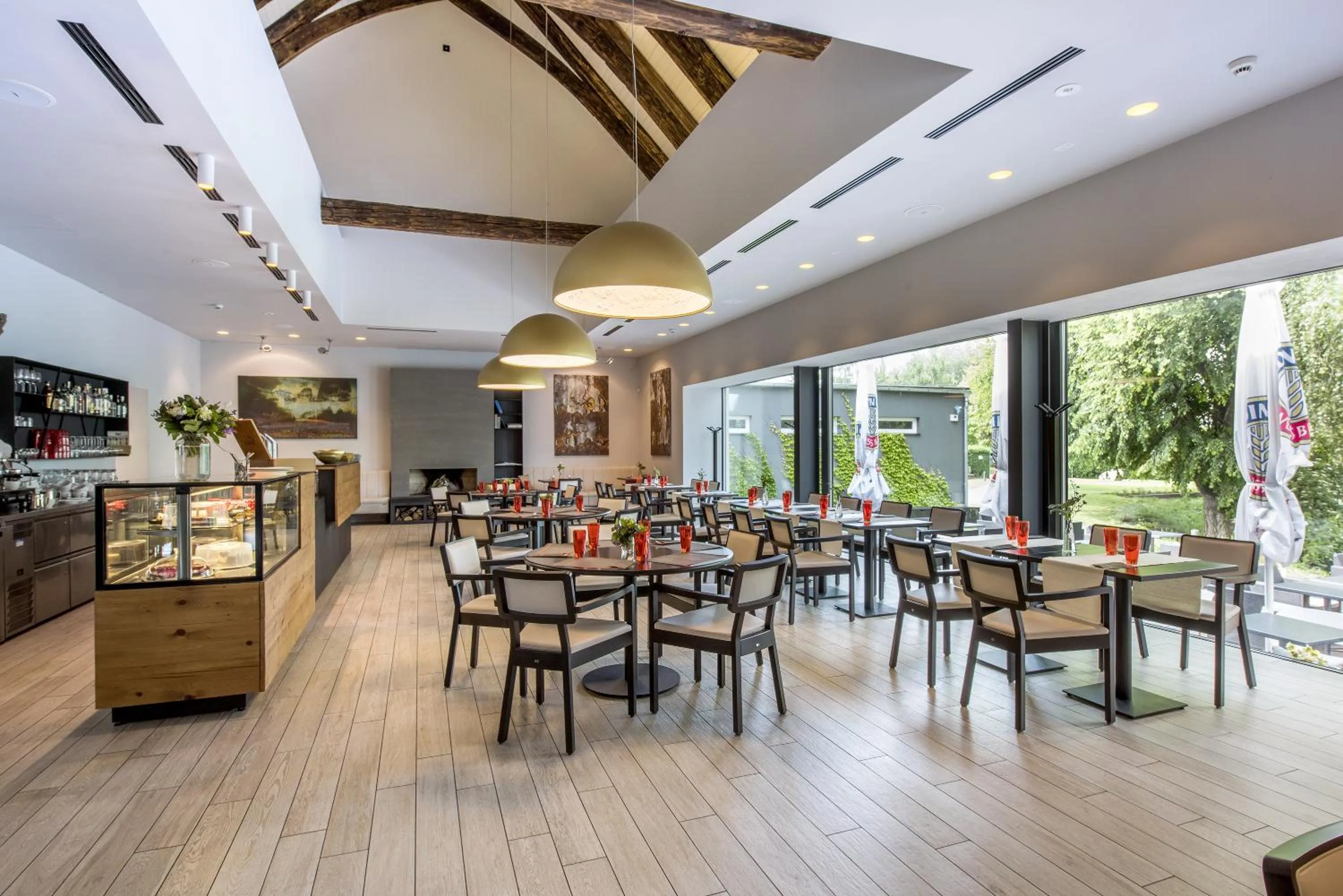 Restaurant/places to eat in Yard Resort