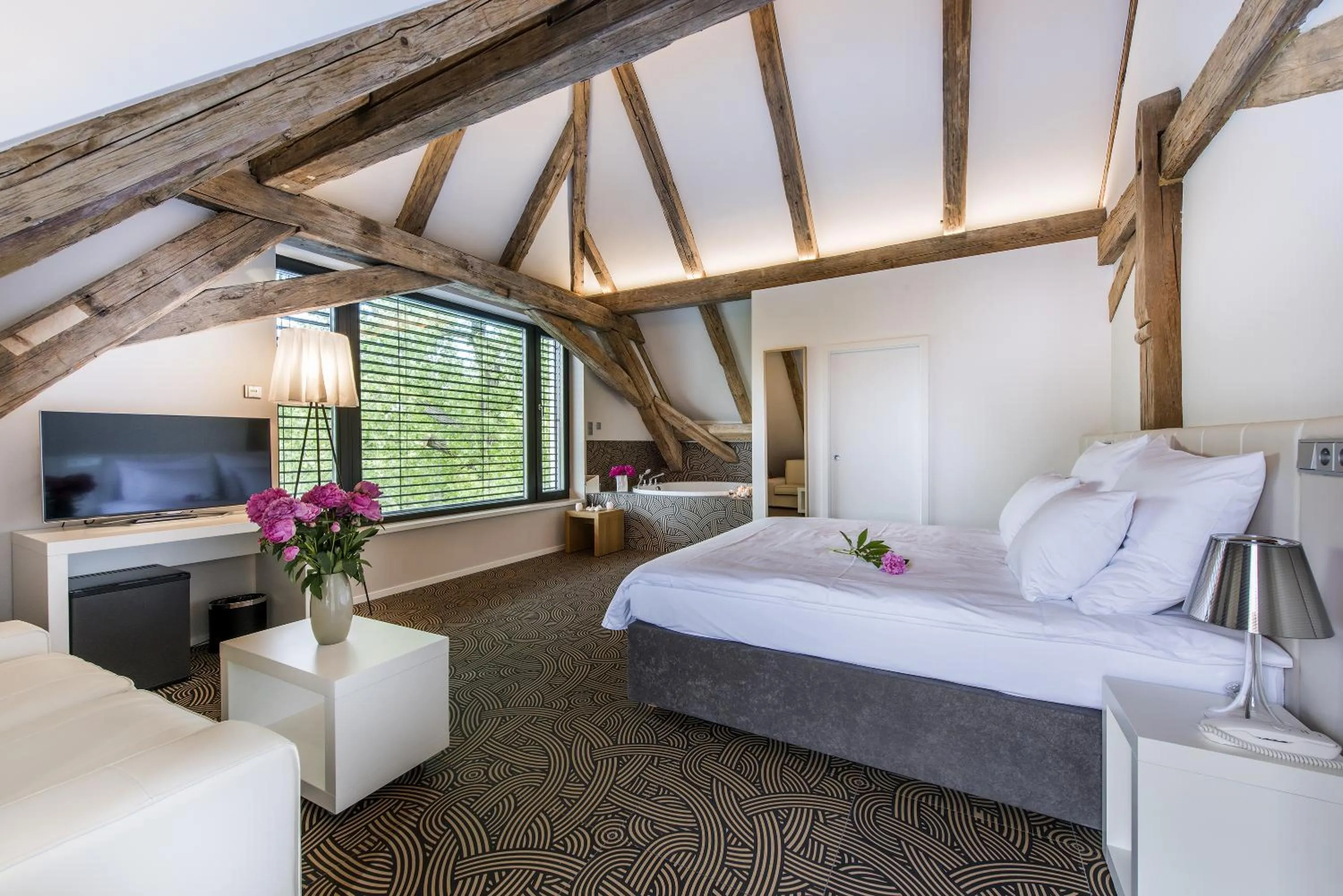 Photo of the whole room, Bed in Yard Resort