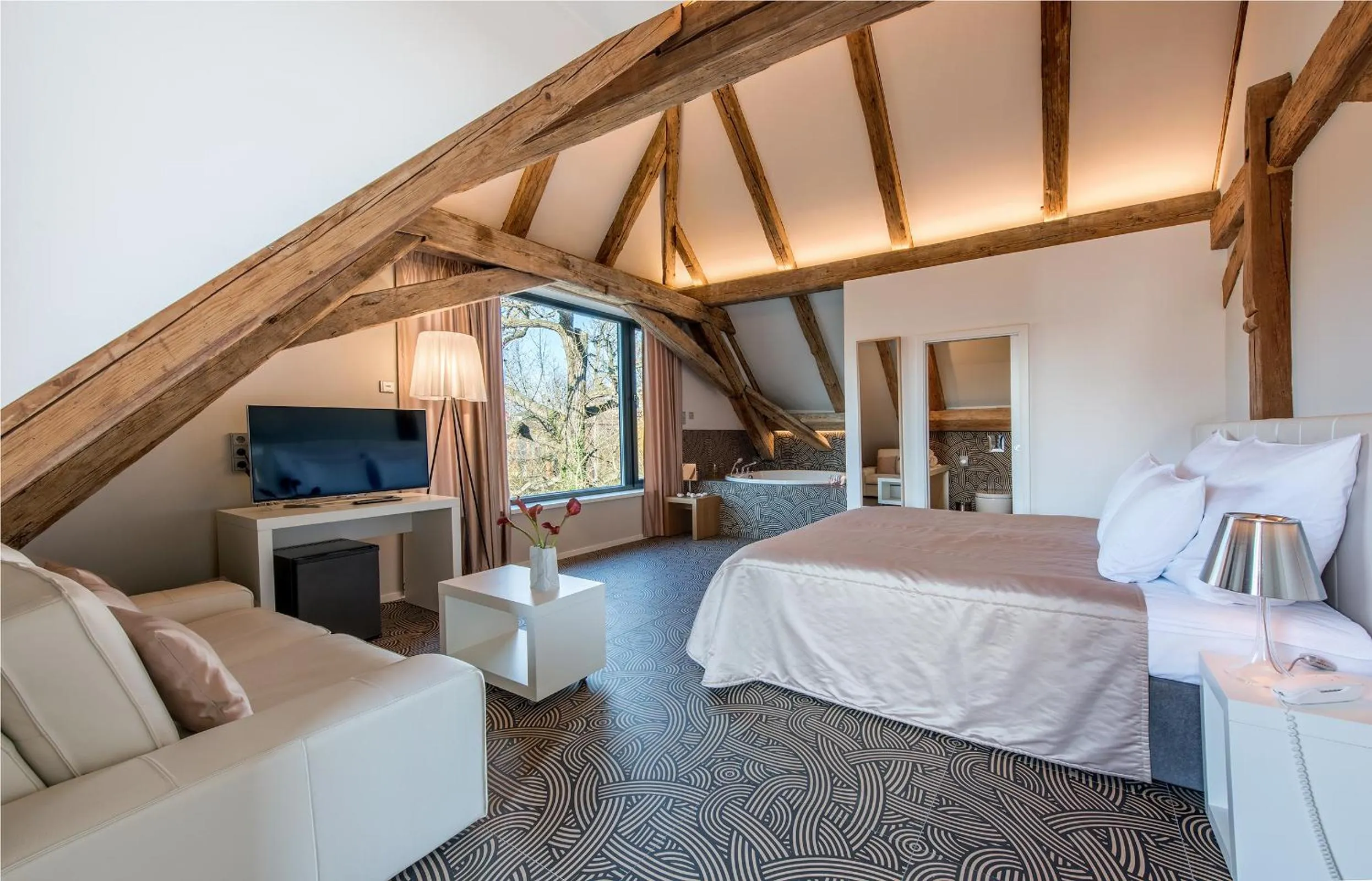 King Suite with Spa Bath in Yard Resort