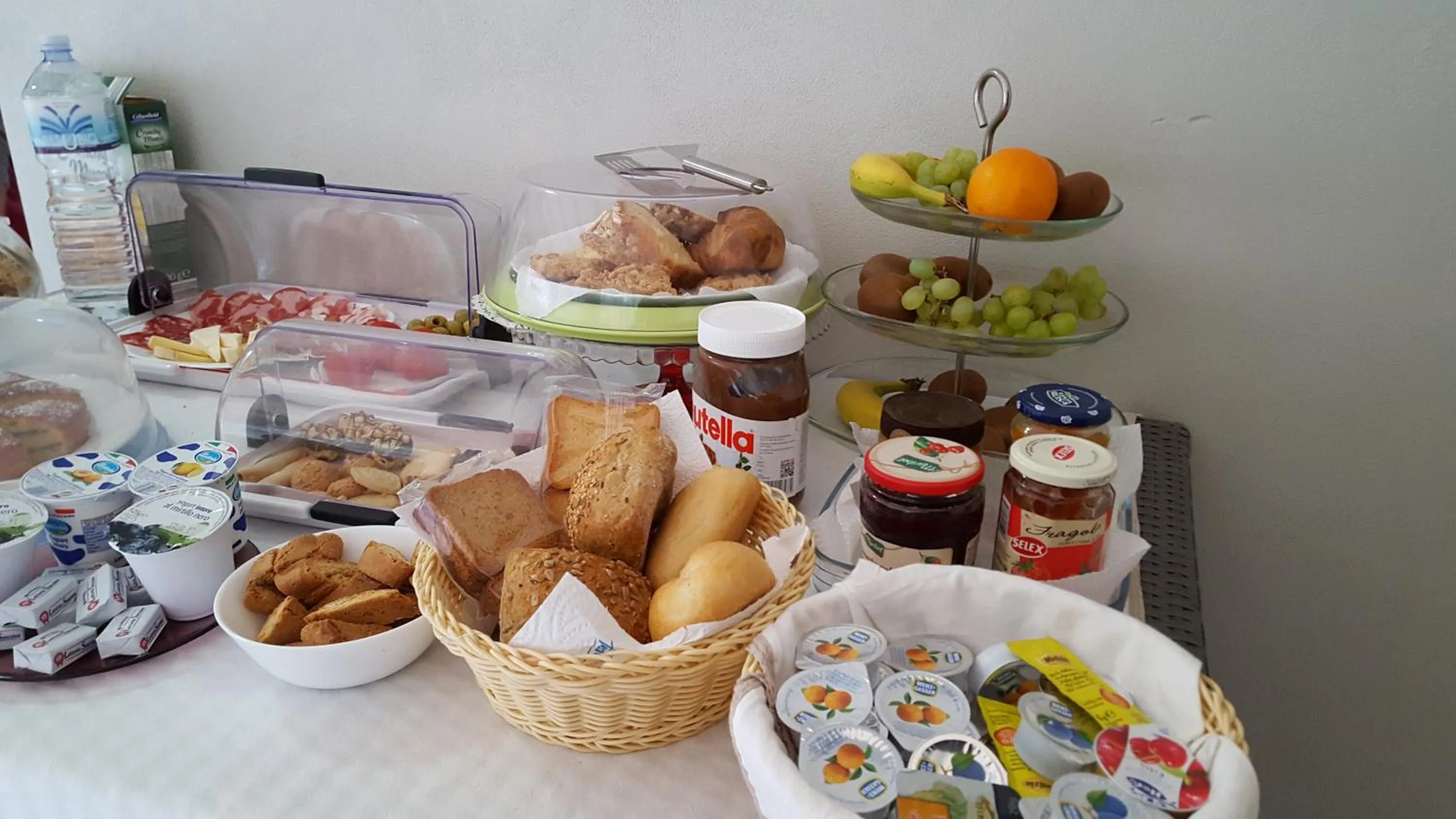 Buffet breakfast in B&B Villa Flora