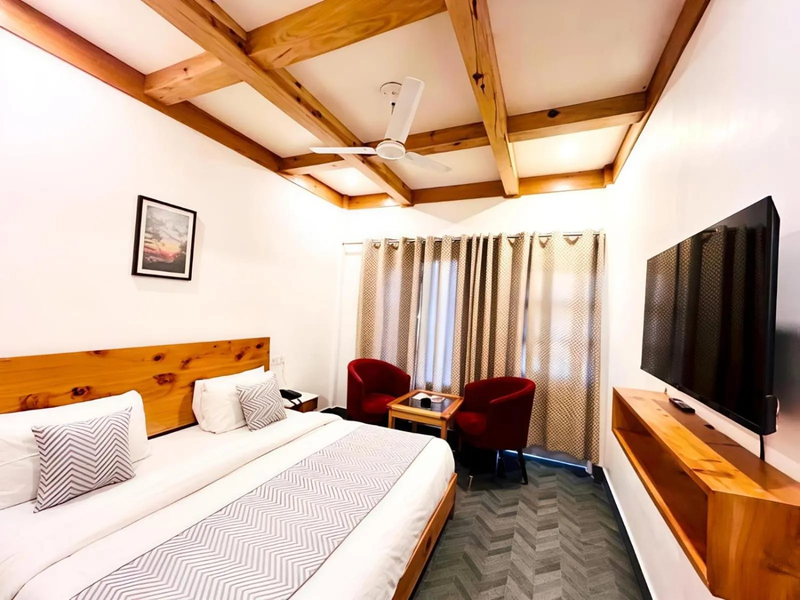 Bed in Hotel Dwaper A Premium Property Near Mall Road