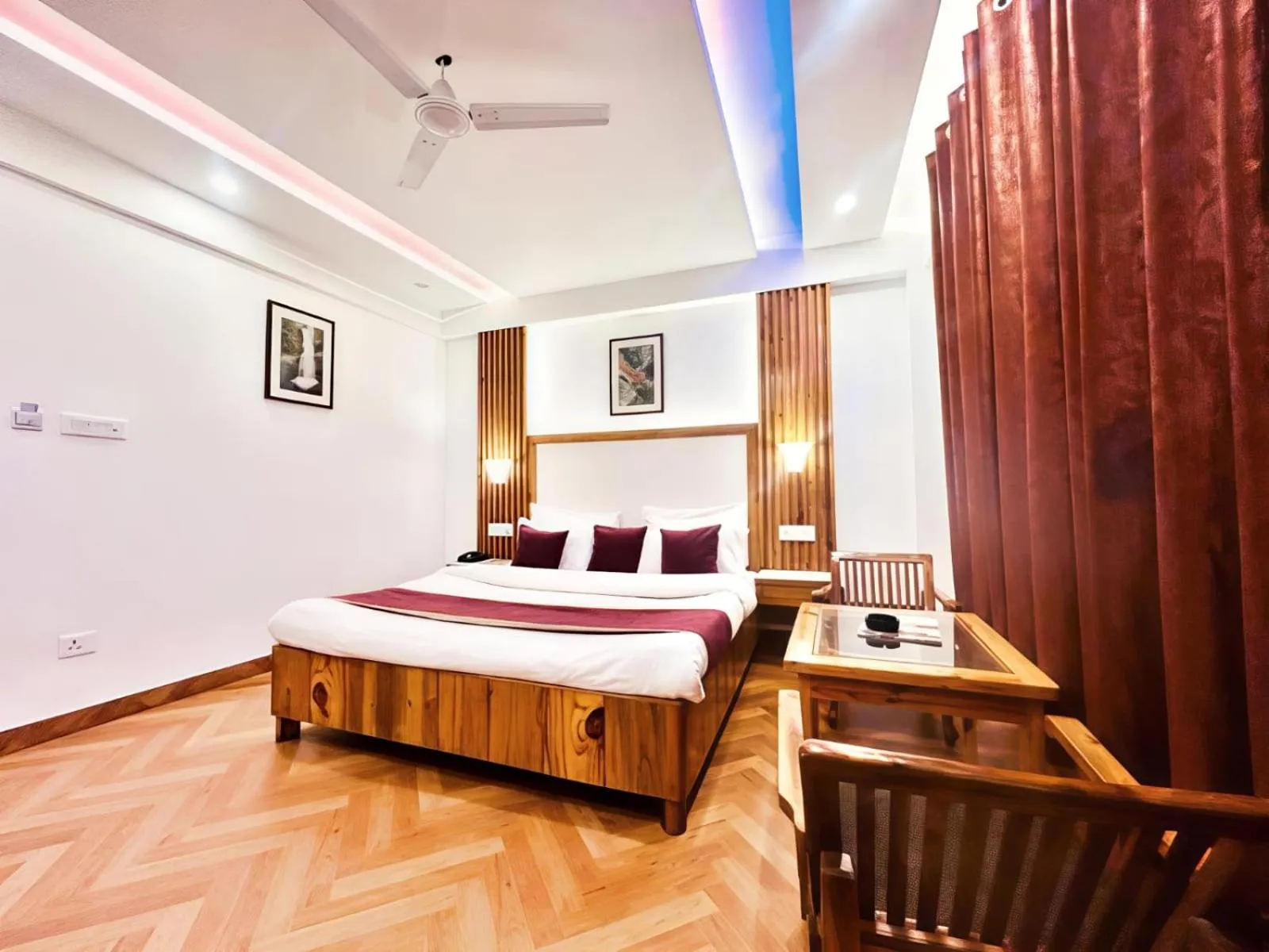 Bed in Hotel Dwaper A Premium Property Near Mall Road